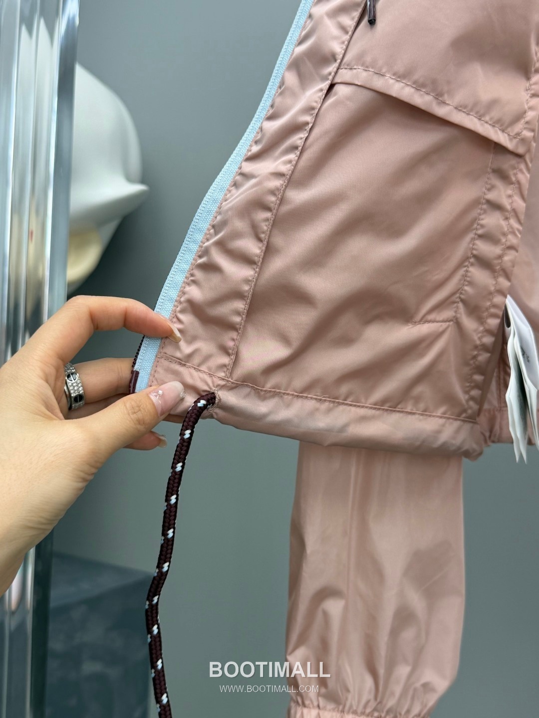 Prada 2026 Resort Nylon Drawstring Hooded Zip Jacket Logo Patch 프라다 2026 리조트 나일론 드로우스트링 후드 집업 재킷 로고 패치 화이트 5