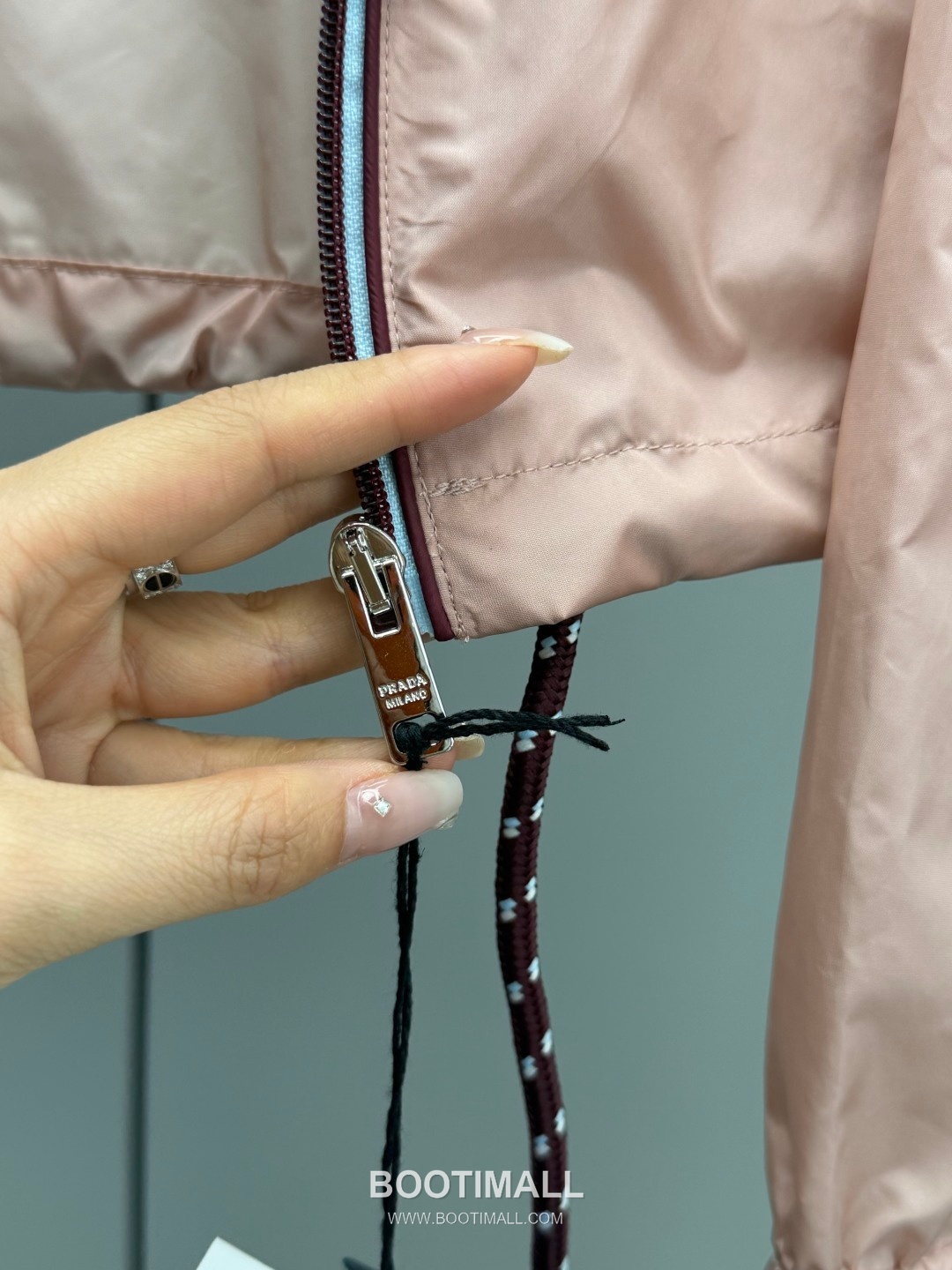 Prada 2026 Resort Nylon Drawstring Hooded Zip Jacket Logo Patch 프라다 2026 리조트 나일론 드로우스트링 후드 집업 재킷 로고 패치 화이트 6