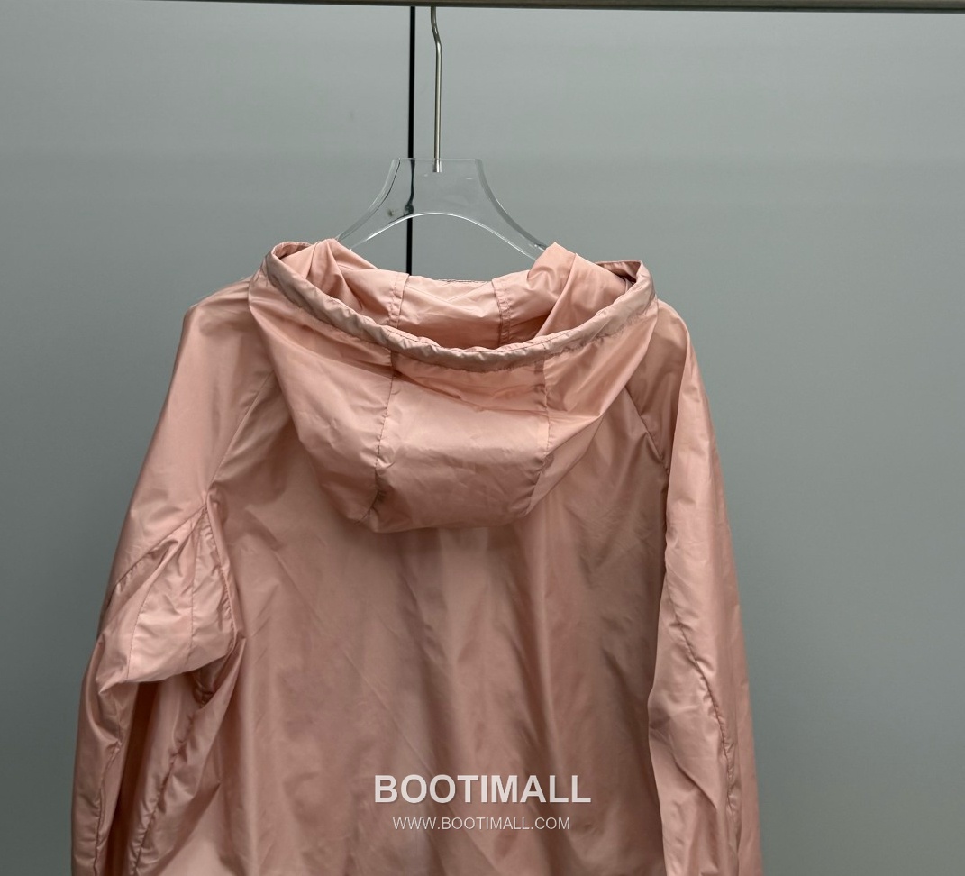 Prada 2026 Resort Nylon Drawstring Hooded Zip Jacket Logo Patch 프라다 2026 리조트 나일론 드로우스트링 후드 집업 재킷 로고 패치 화이트 8