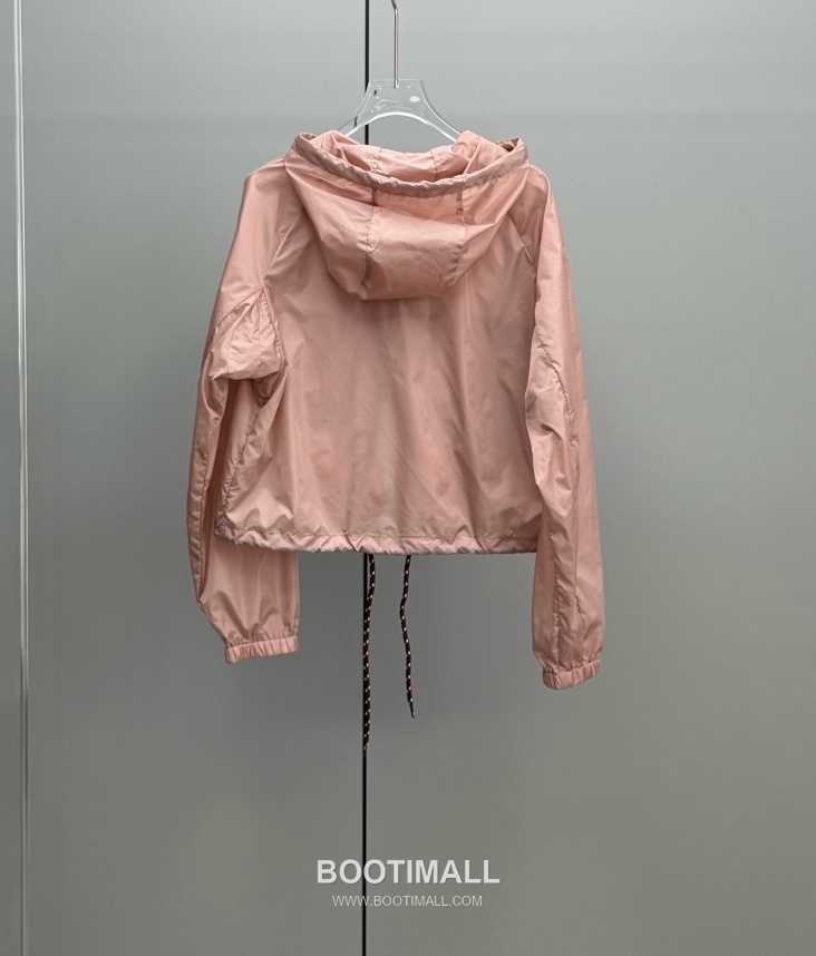 Prada 2026 Resort Nylon Drawstring Hooded Zip Jacket Logo Patch 프라다 2026 리조트 나일론 드로우스트링 후드 집업 재킷 로고 패치 화이트 9