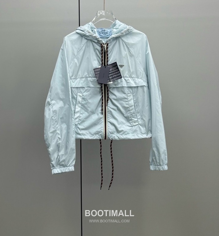 Prada 2026 Resort Nylon Drawstring Hooded Zip Jacket Logo Patch 프라다 2026 리조트 나일론 드로우스트링 후드 집업 재킷 로고 패치 화이트 1