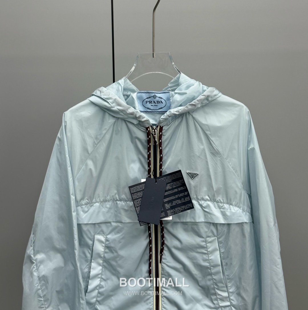 Prada 2026 Resort Nylon Drawstring Hooded Zip Jacket Logo Patch 프라다 2026 리조트 나일론 드로우스트링 후드 집업 재킷 로고 패치 화이트 2