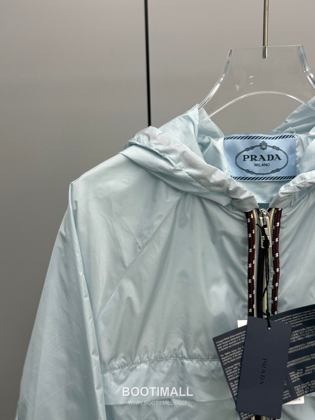 Prada 2026 Resort Nylon Drawstring Hooded Zip Jacket Logo Patch 프라다 2026 리조트 나일론 드로우스트링 후드 집업 재킷 로고 패치 화이트 3