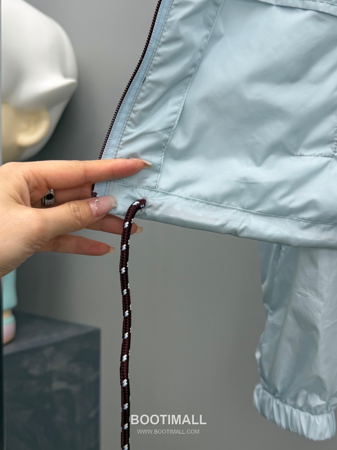 Prada 2026 Resort Nylon Drawstring Hooded Zip Jacket Logo Patch 프라다 2026 리조트 나일론 드로우스트링 후드 집업 재킷 로고 패치 화이트 4