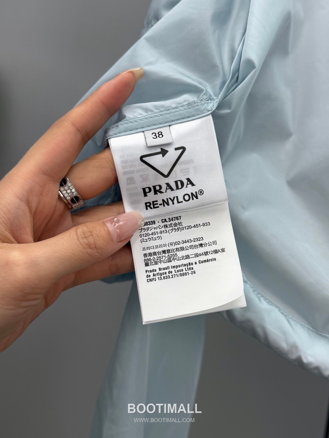 Prada 2026 Resort Nylon Drawstring Hooded Zip Jacket Logo Patch 프라다 2026 리조트 나일론 드로우스트링 후드 집업 재킷 로고 패치 화이트 5