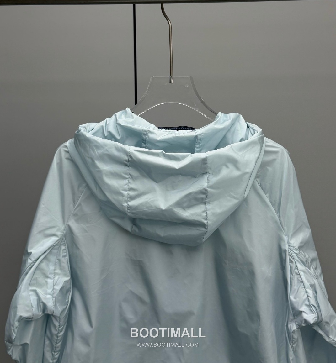 Prada 2026 Resort Nylon Drawstring Hooded Zip Jacket Logo Patch 프라다 2026 리조트 나일론 드로우스트링 후드 집업 재킷 로고 패치 화이트 8