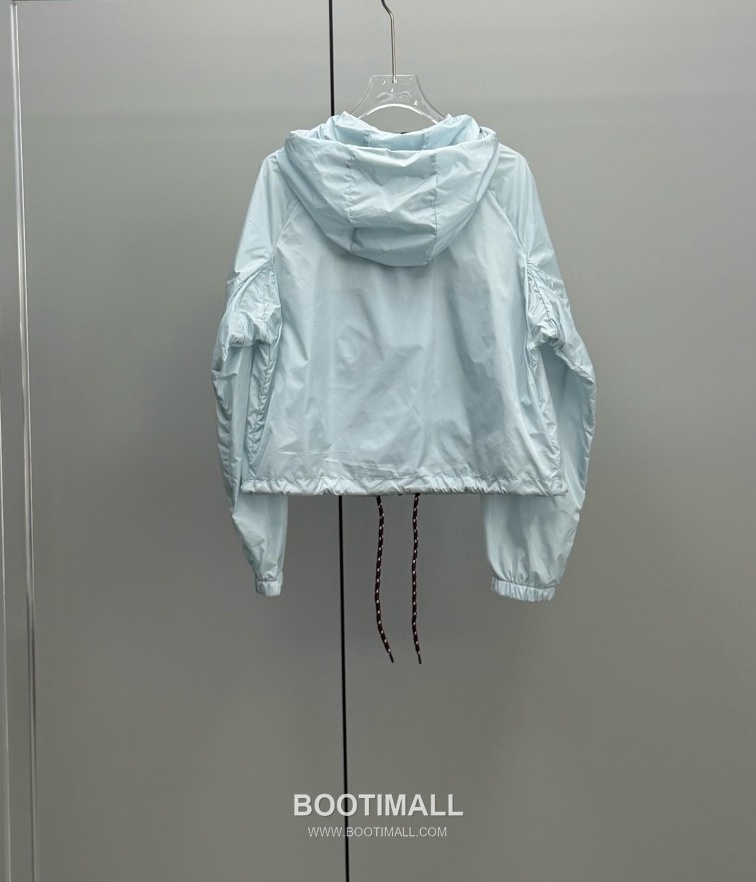 Prada 2026 Resort Nylon Drawstring Hooded Zip Jacket Logo Patch 프라다 2026 리조트 나일론 드로우스트링 후드 집업 재킷 로고 패치 화이트 9