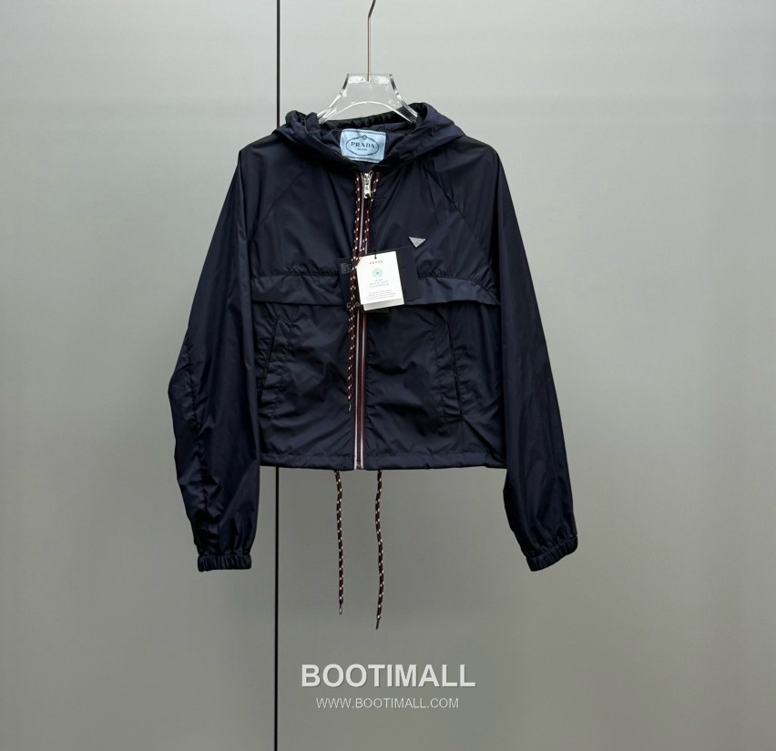 Prada 2026 Resort Nylon Drawstring Hooded Zip Jacket Logo Patch 프라다 2026 리조트 나일론 드로우스트링 후드 집업 재킷 로고 패치 화이트 2