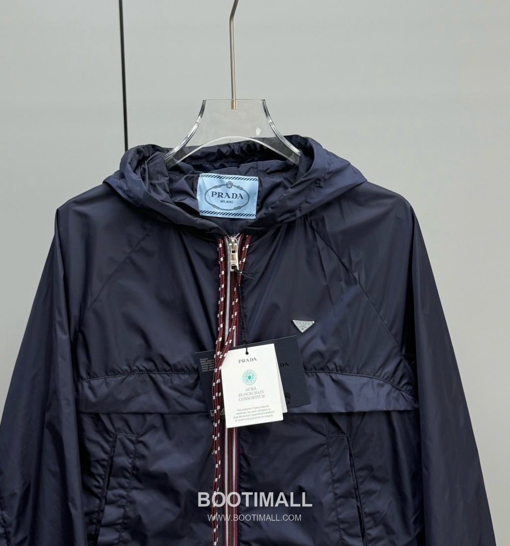 Prada 2026 Resort Nylon Drawstring Hooded Zip Jacket Logo Patch 프라다 2026 리조트 나일론 드로우스트링 후드 집업 재킷 로고 패치 화이트 3