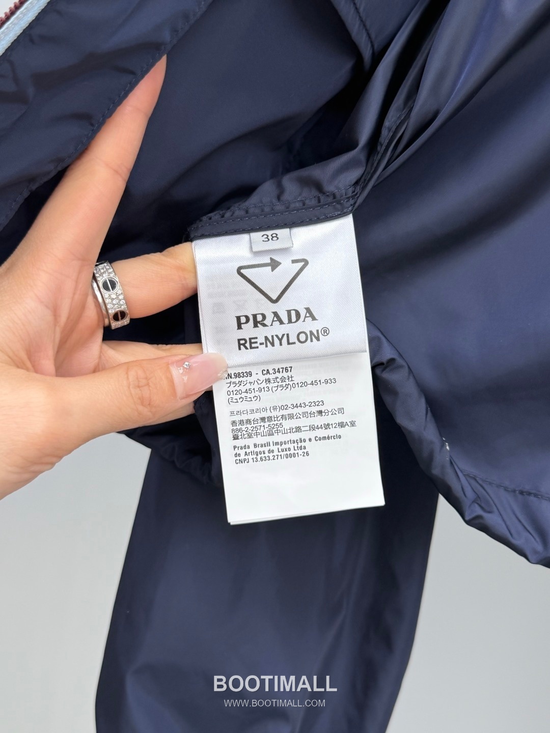 Prada 2026 Resort Nylon Drawstring Hooded Zip Jacket Logo Patch 프라다 2026 리조트 나일론 드로우스트링 후드 집업 재킷 로고 패치 화이트 6