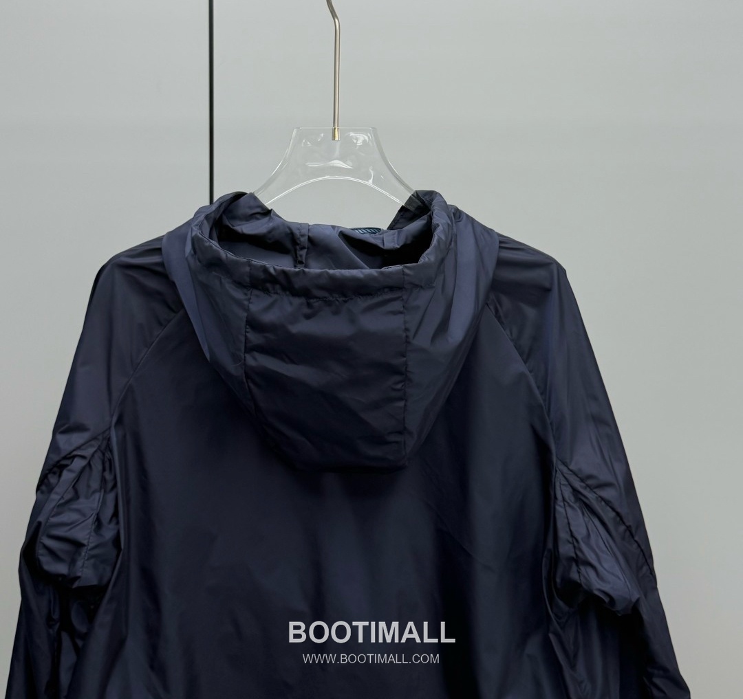 Prada 2026 Resort Nylon Drawstring Hooded Zip Jacket Logo Patch 프라다 2026 리조트 나일론 드로우스트링 후드 집업 재킷 로고 패치 화이트 8