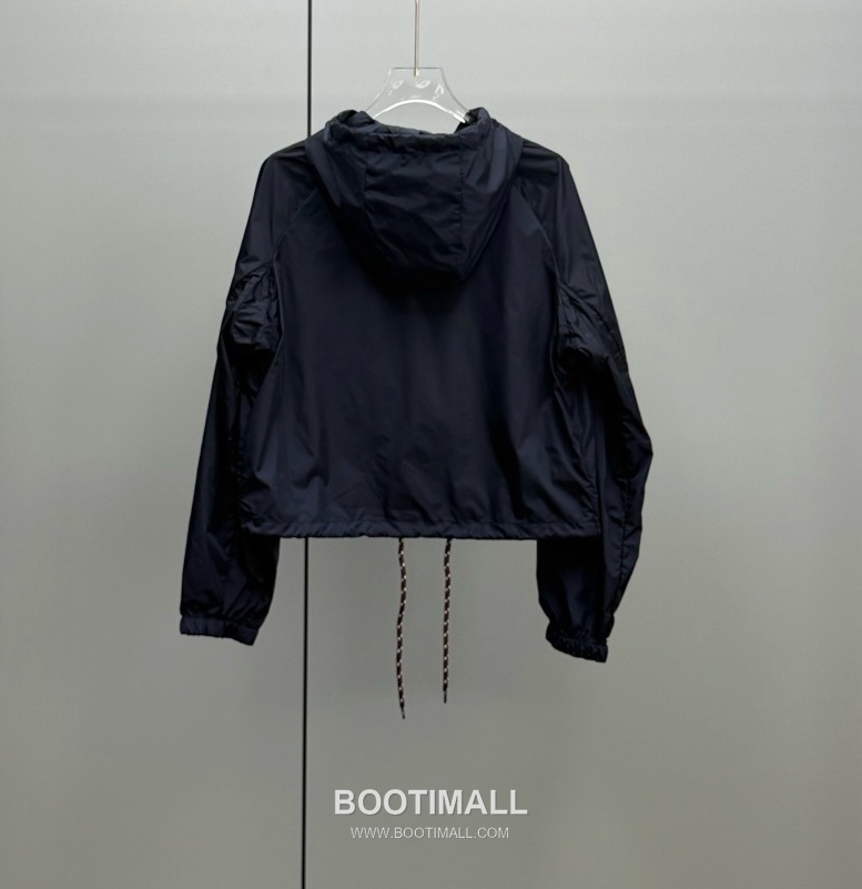 Prada 2026 Resort Nylon Drawstring Hooded Zip Jacket Logo Patch 프라다 2026 리조트 나일론 드로우스트링 후드 집업 재킷 로고 패치 화이트 9