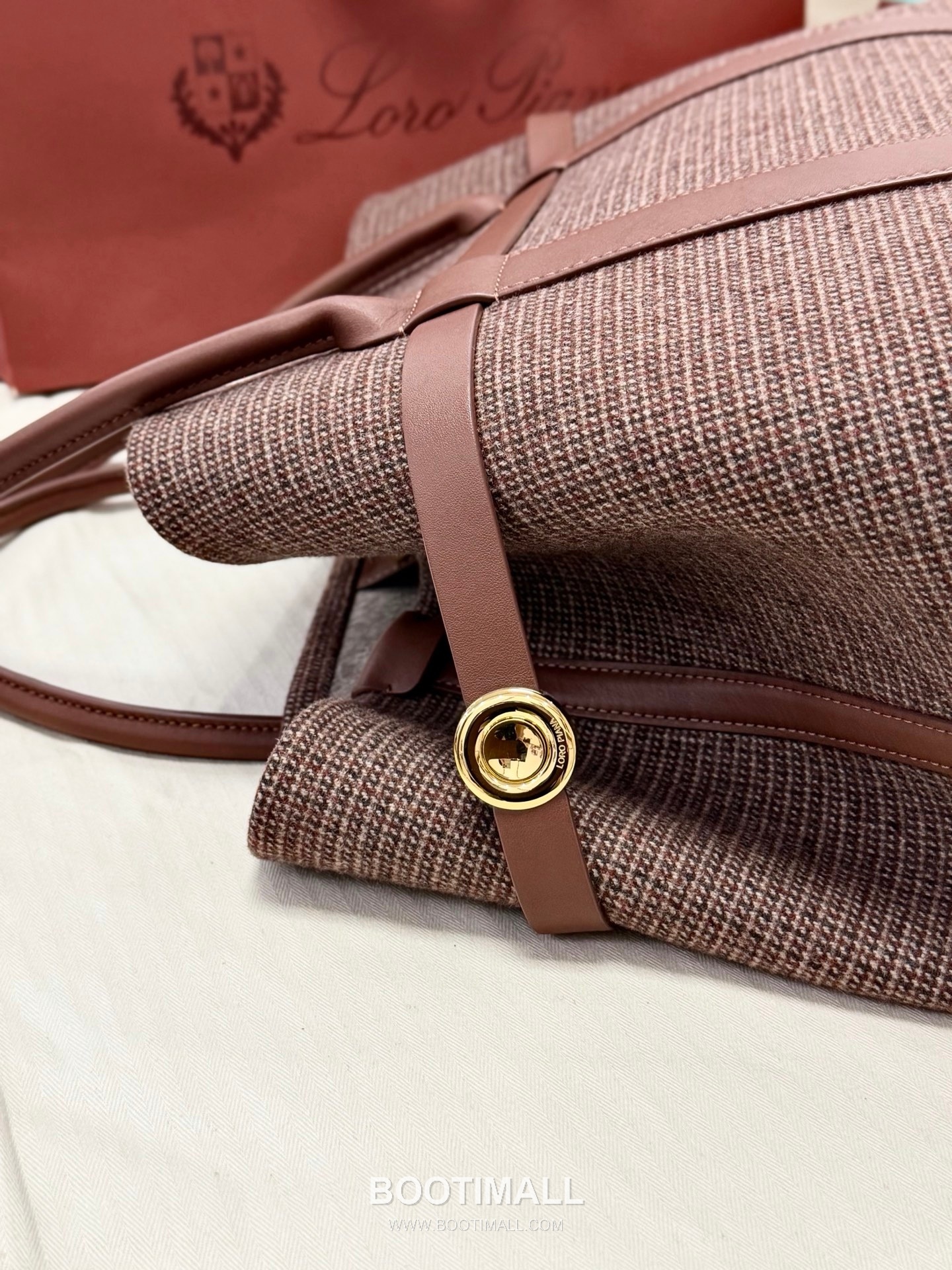 Loro Piana Ghiera Shopper Irish Silk Tweed Leather Trim Tote Bag with Metal Buckle Detail 로로피아나 기에라 쇼퍼 아이리쉬 실크 트위드 카멜 토트백 FAO7463 40cm 4