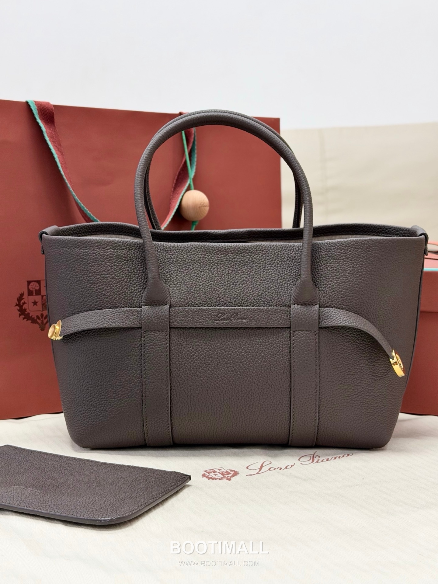 Loro Piana Ghiera Shopper Grained Leather Tote Bag with Ring Buckle Detail 로로피아나 기에라 쇼퍼 그레인 레더 브라운 토트백 FAO7473 28cm 1