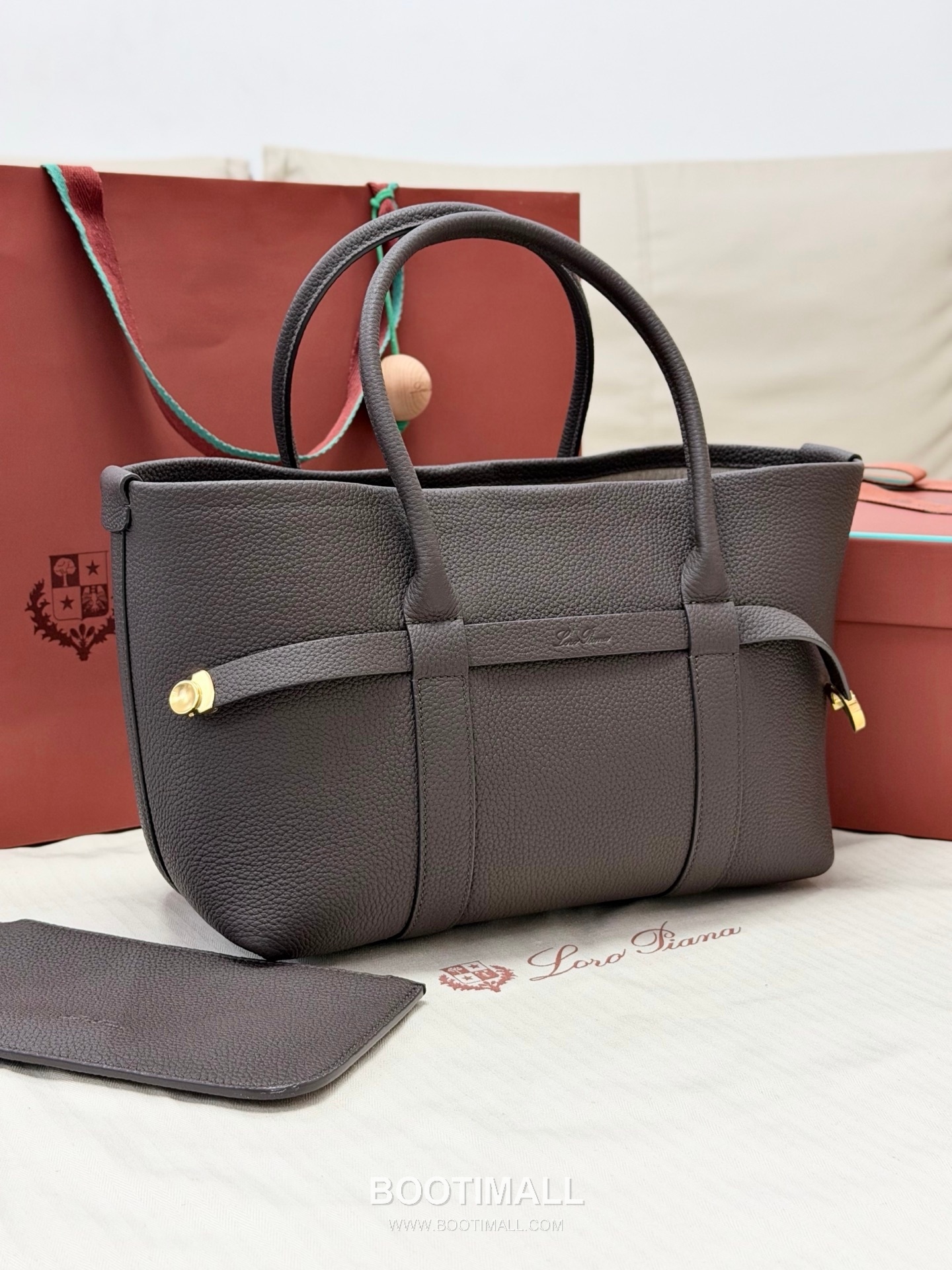 Loro Piana Ghiera Shopper Grained Leather Tote Bag with Ring Buckle Detail 로로피아나 기에라 쇼퍼 그레인 레더 브라운 토트백 FAO7473 28cm 2