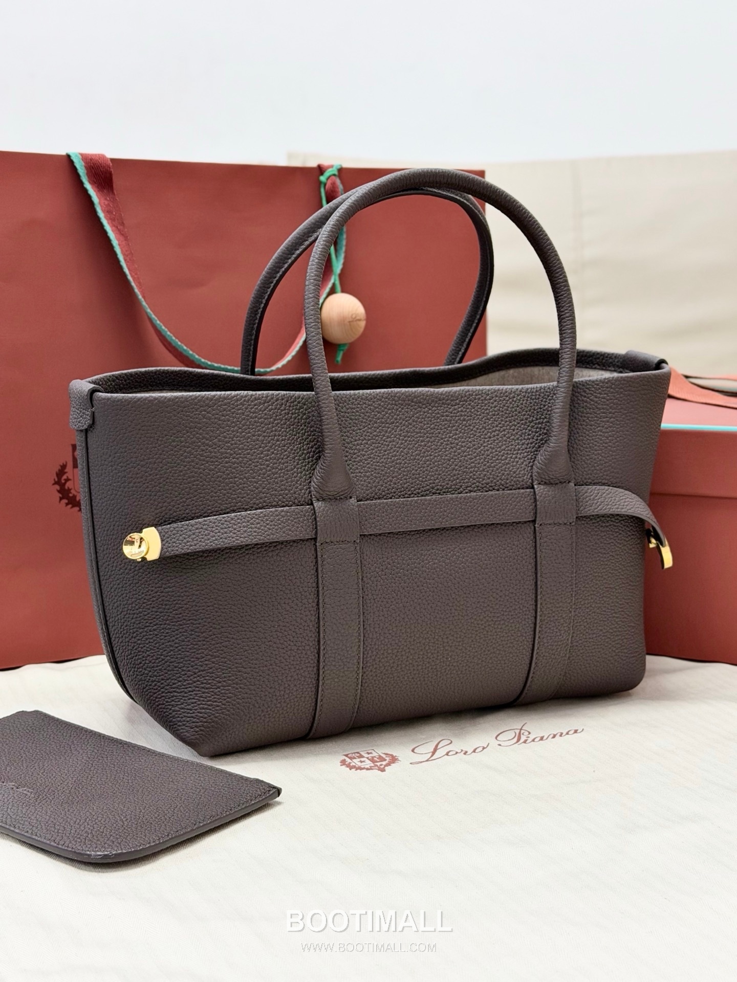 Loro Piana Ghiera Shopper Grained Leather Tote Bag with Ring Buckle Detail 로로피아나 기에라 쇼퍼 그레인 레더 브라운 토트백 FAO7473 28cm 3