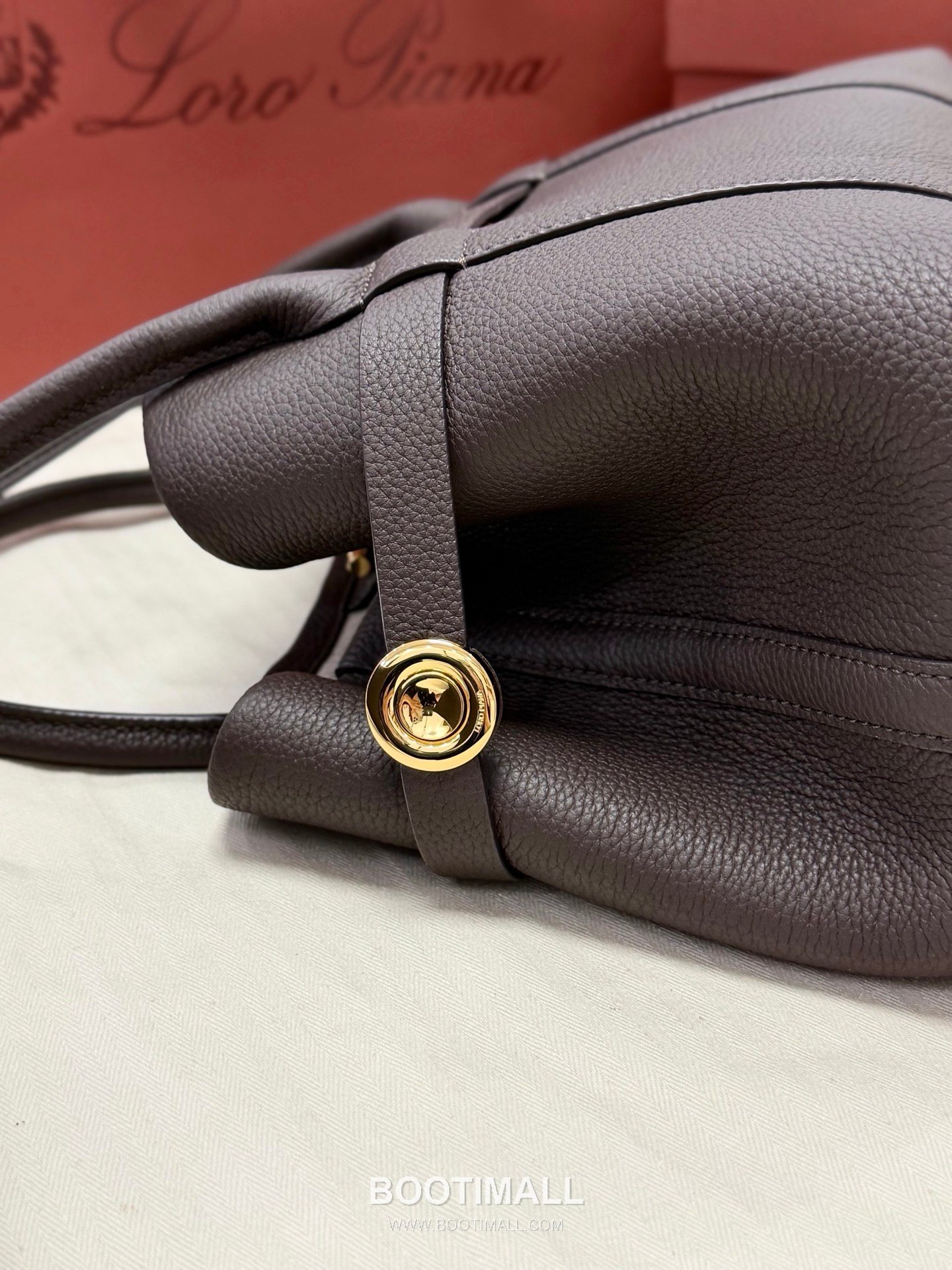 Loro Piana Ghiera Shopper Grained Leather Tote Bag with Ring Buckle Detail 로로피아나 기에라 쇼퍼 그레인 레더 브라운 토트백 FAO7473 28cm 5