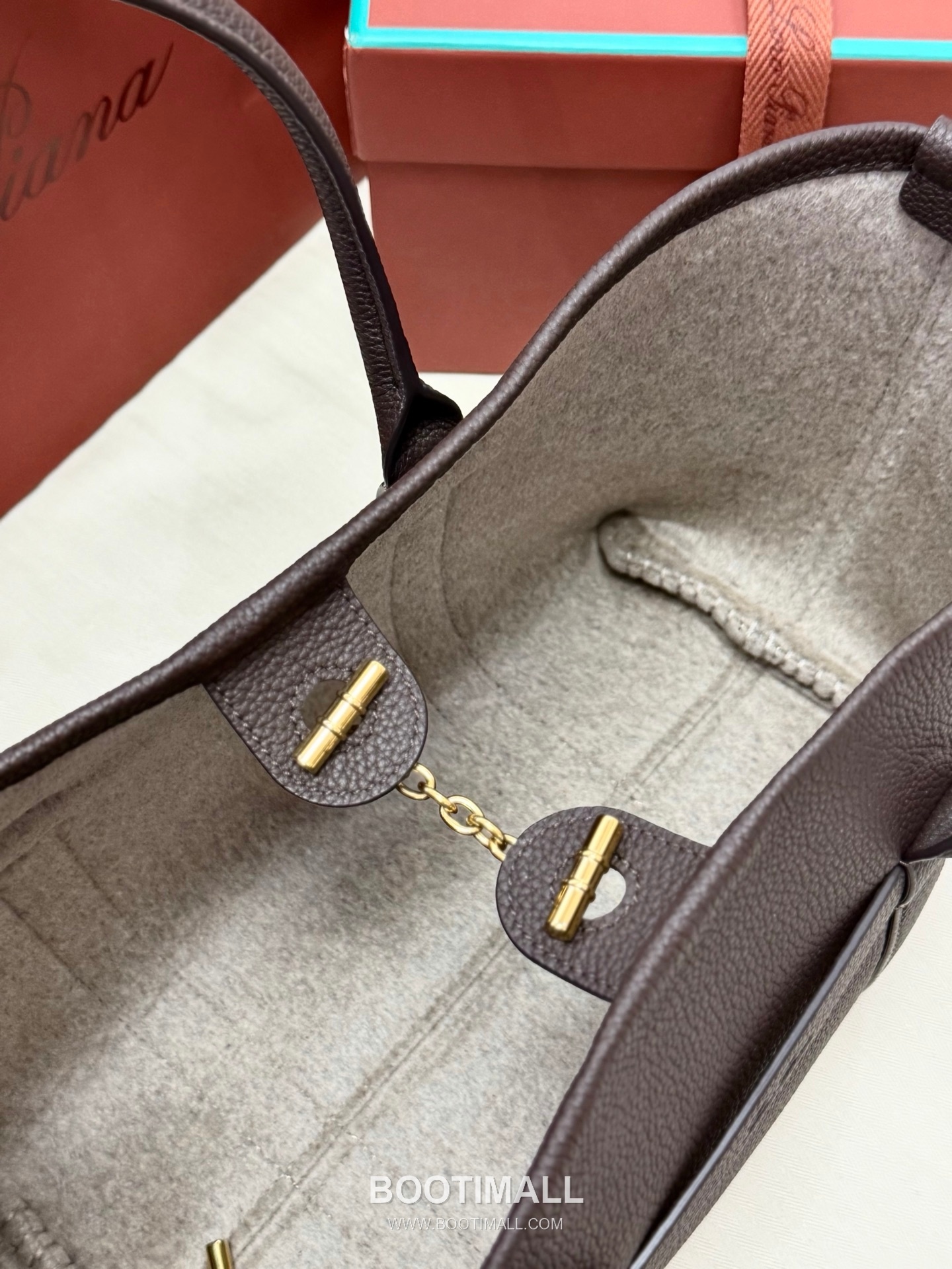 Loro Piana Ghiera Shopper Grained Leather Tote Bag with Ring Buckle Detail 로로피아나 기에라 쇼퍼 그레인 레더 브라운 토트백 FAO7473 28cm 7