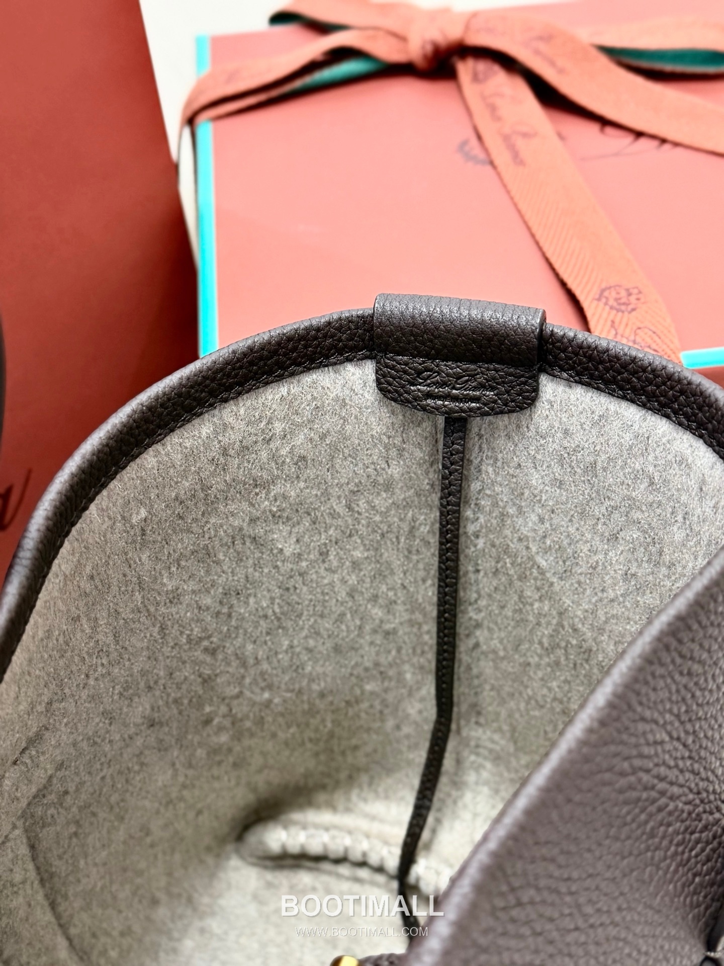 Loro Piana Ghiera Shopper Grained Leather Tote Bag with Ring Buckle Detail 로로피아나 기에라 쇼퍼 그레인 레더 브라운 토트백 FAO7473 28cm 8