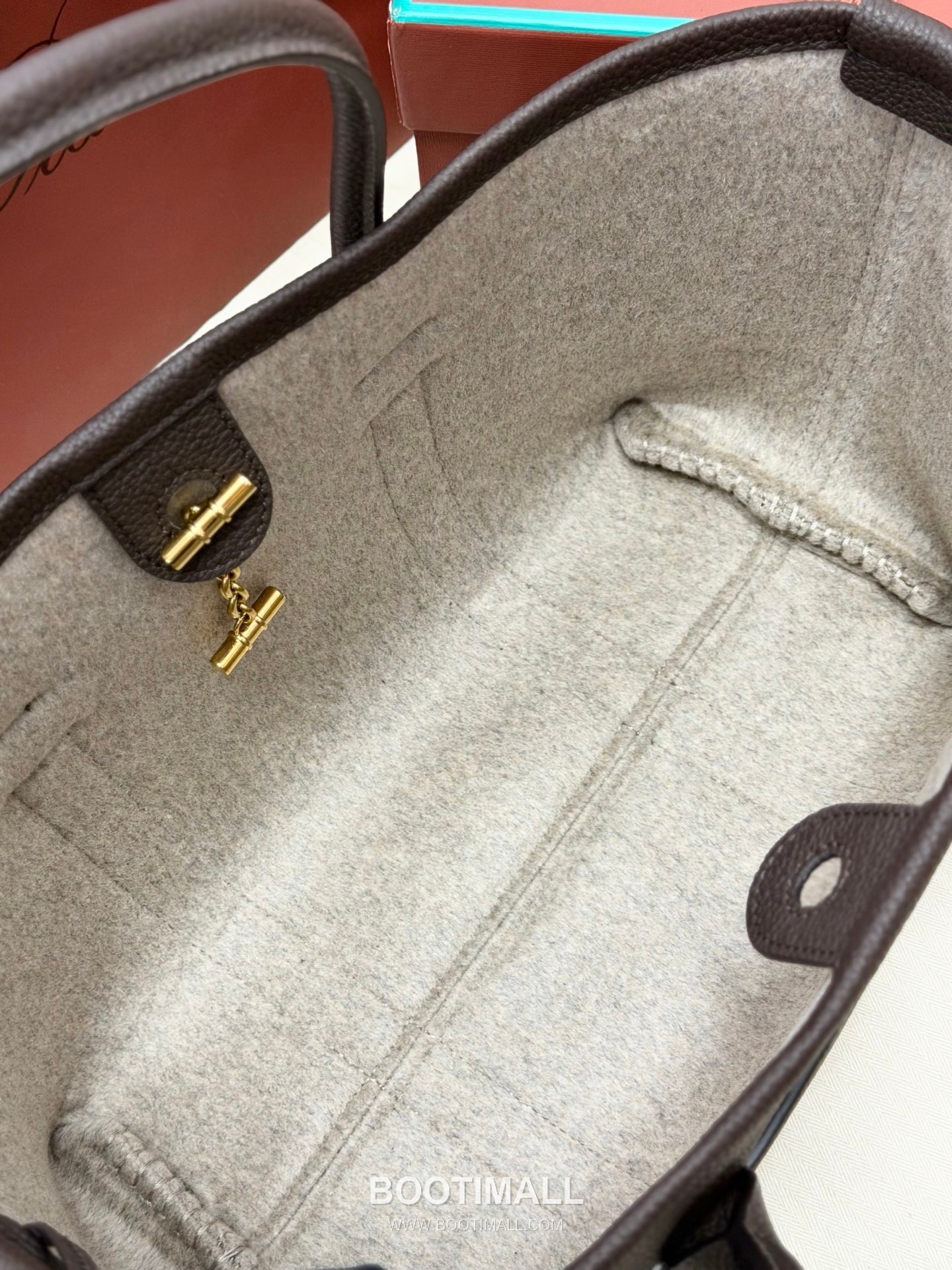 Loro Piana Ghiera Shopper Grained Leather Tote Bag with Ring Buckle Detail 로로피아나 기에라 쇼퍼 그레인 레더 브라운 토트백 FAO7473 28cm 9