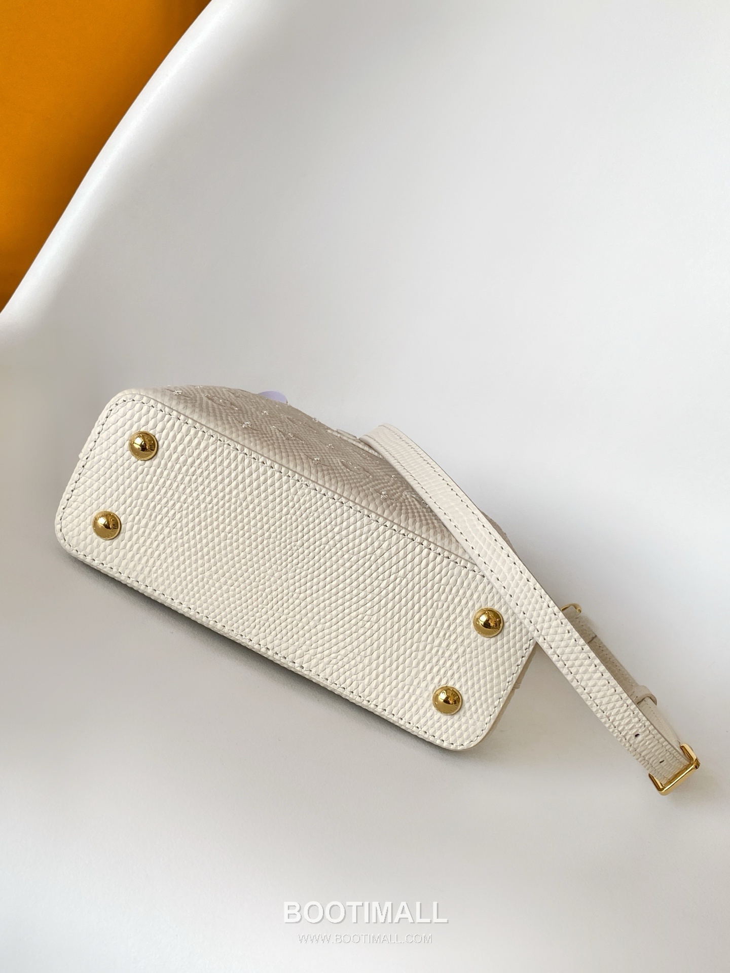 Louis Vuitton Capucines BB Lizard Embossed Leather Shoulder Top Handle Bag with Flap Logo Detail 루이비통 카퓌신 BB 리자드 엠보스드 레더 블랙 탑핸들 숄더백 M48865 27cm 4