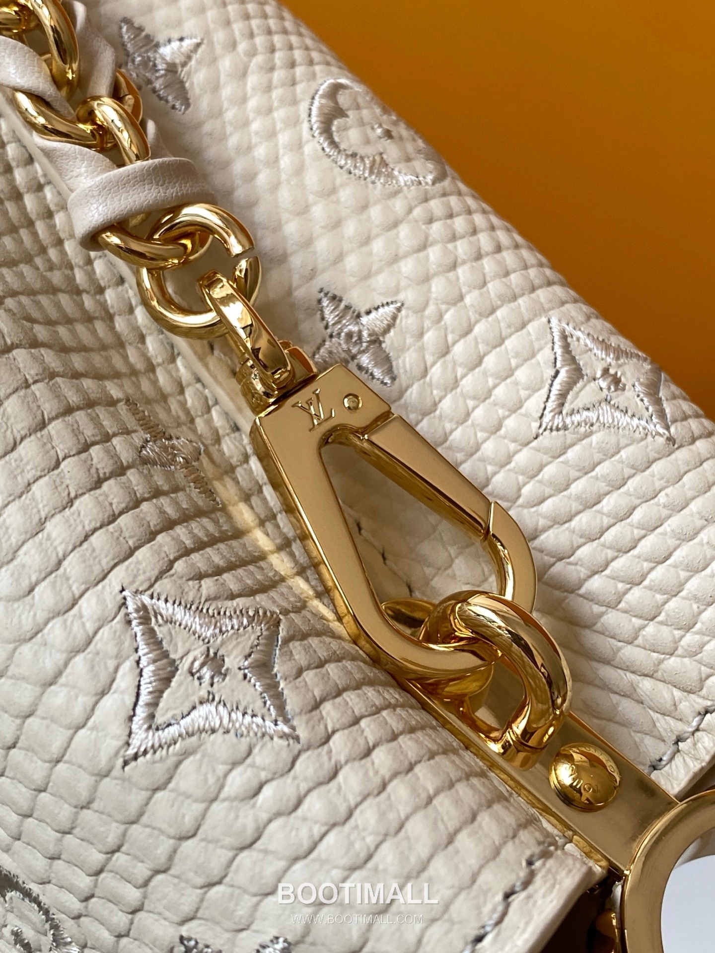 Louis Vuitton Capucines BB Lizard Embossed Leather Shoulder Top Handle Bag with Flap Logo Detail 루이비통 카퓌신 BB 리자드 엠보스드 레더 블랙 탑핸들 숄더백 M48865 27cm 6
