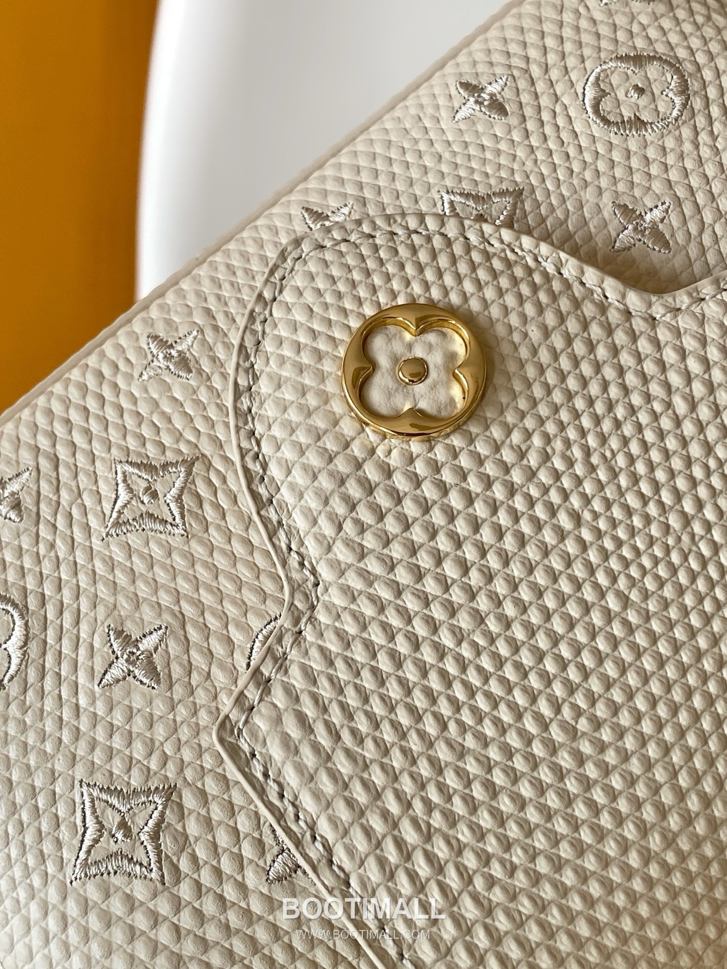 Louis Vuitton Capucines BB Lizard Embossed Leather Shoulder Top Handle Bag with Flap Logo Detail 루이비통 카퓌신 BB 리자드 엠보스드 레더 블랙 탑핸들 숄더백 M48865 27cm 7