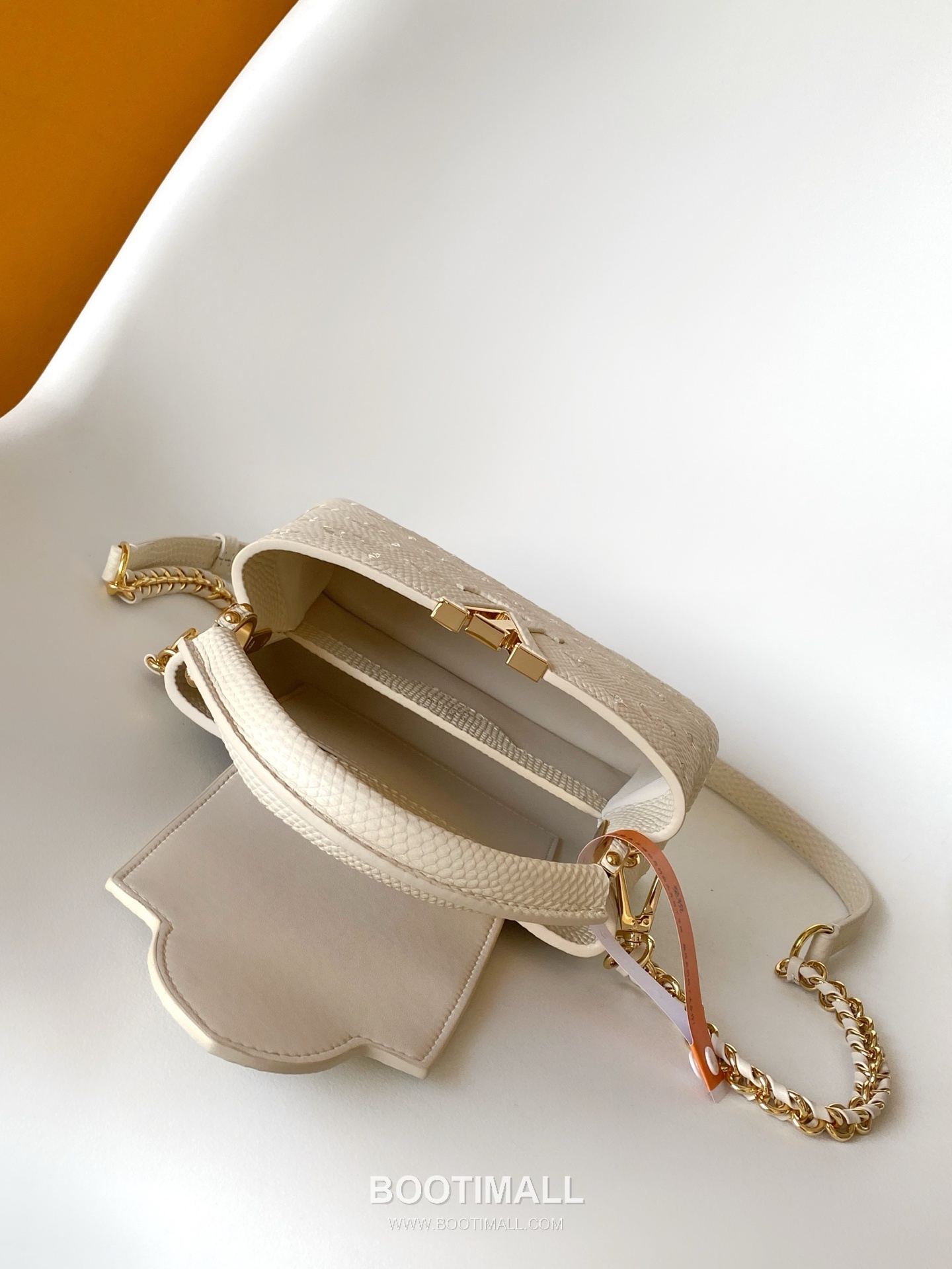 Louis Vuitton Capucines BB Lizard Embossed Leather Shoulder Top Handle Bag with Flap Logo Detail 루이비통 카퓌신 BB 리자드 엠보스드 레더 블랙 탑핸들 숄더백 M48865 27cm 8