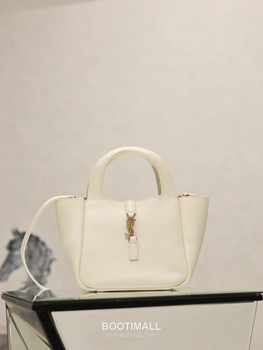 Saint Laurent Bea Small Tote Calfskin Leather Tote Bag with Metal Logo Detail 생로랑 베아 스몰 카프스킨 블랙 토트백 872469 18cm 1