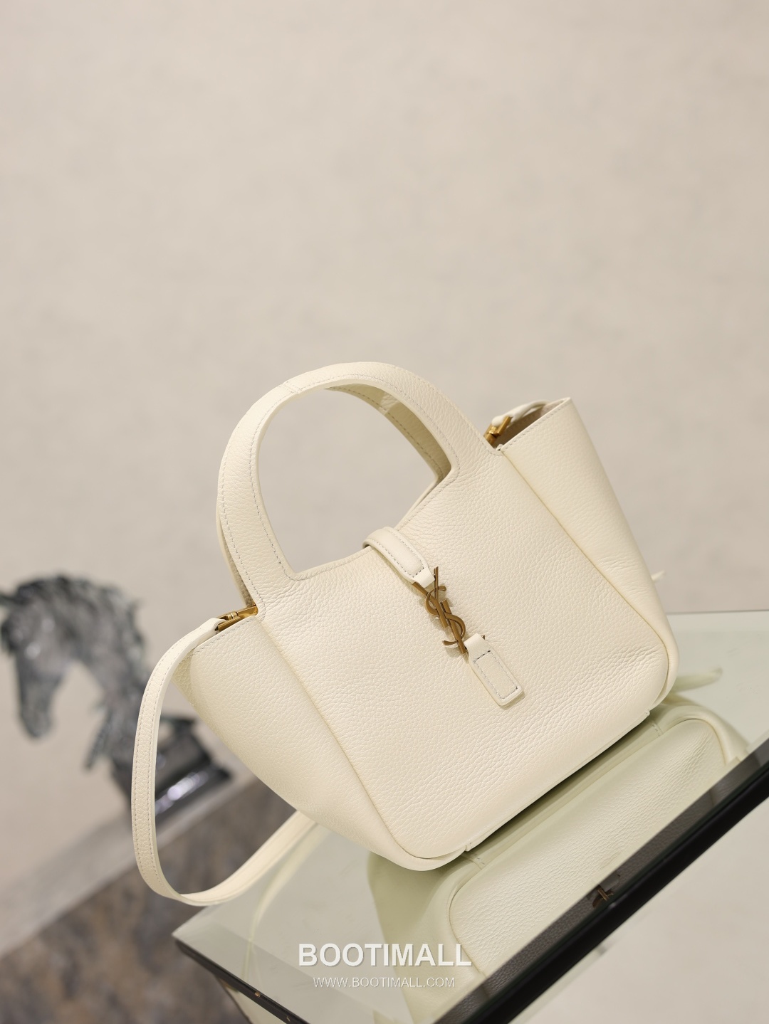 Saint Laurent Bea Small Tote Calfskin Leather Tote Bag with Metal Logo Detail 생로랑 베아 스몰 카프스킨 블랙 토트백 872469 18cm 2