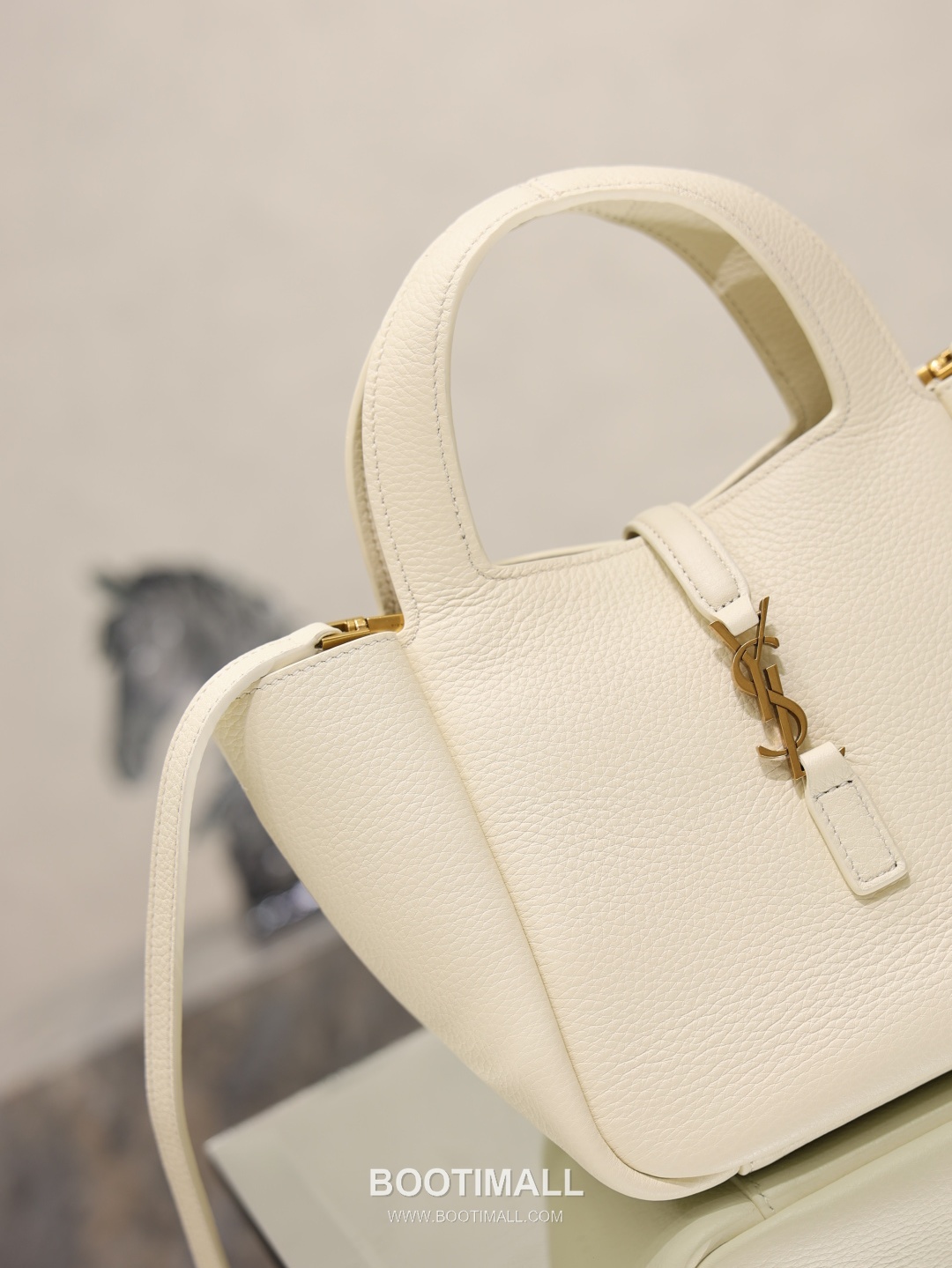 Saint Laurent Bea Small Tote Calfskin Leather Tote Bag with Metal Logo Detail 생로랑 베아 스몰 카프스킨 블랙 토트백 872469 18cm 3