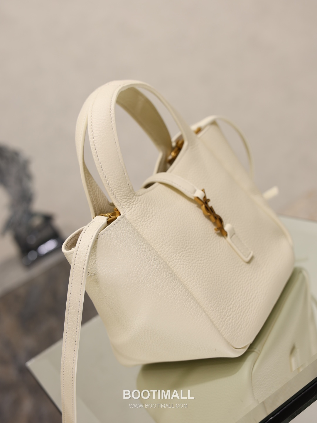 Saint Laurent Bea Small Tote Calfskin Leather Tote Bag with Metal Logo Detail 생로랑 베아 스몰 카프스킨 블랙 토트백 872469 18cm 4