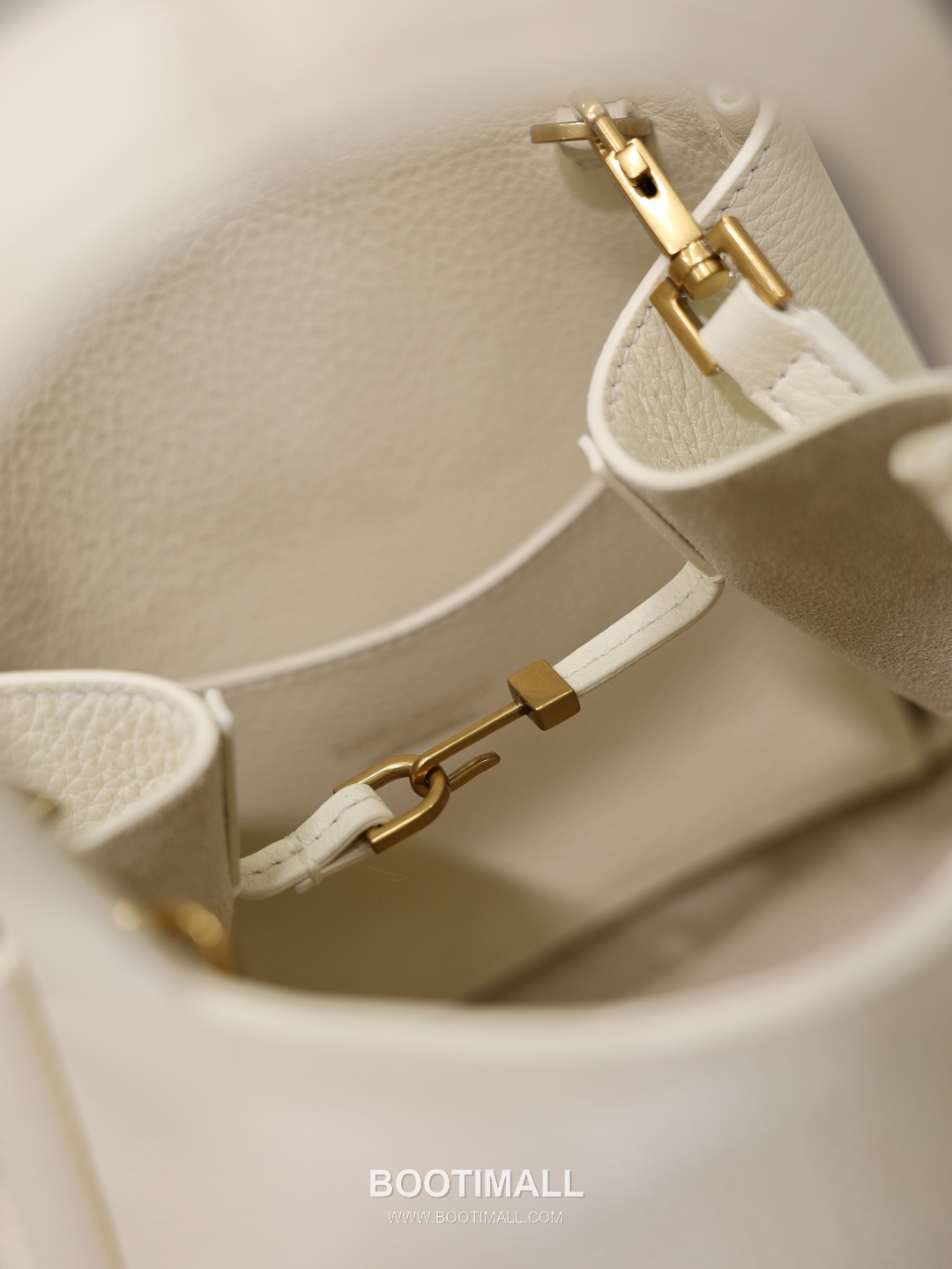 Saint Laurent Bea Small Tote Calfskin Leather Tote Bag with Metal Logo Detail 생로랑 베아 스몰 카프스킨 블랙 토트백 872469 18cm 6