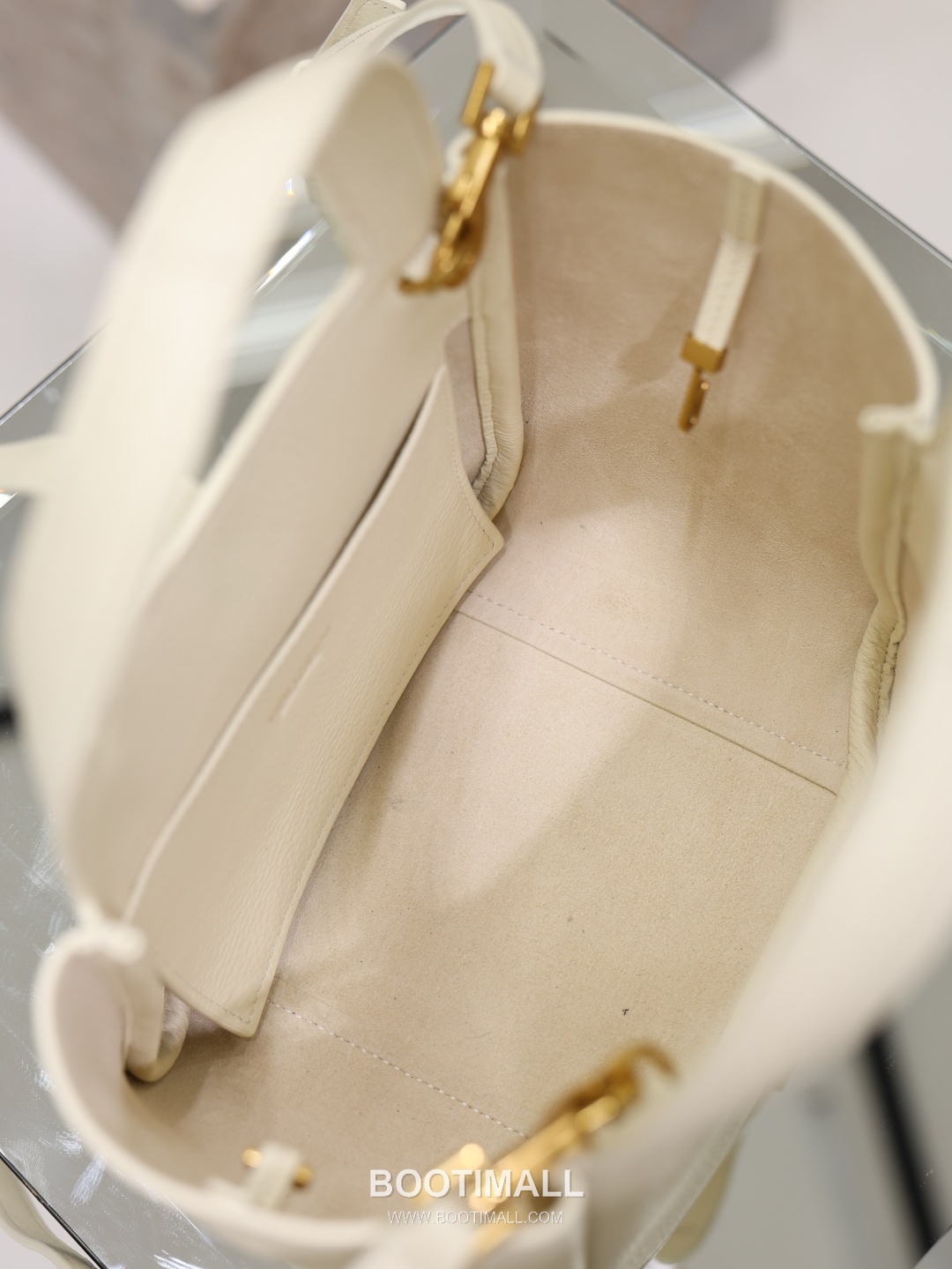 Saint Laurent Bea Small Tote Calfskin Leather Tote Bag with Metal Logo Detail 생로랑 베아 스몰 카프스킨 블랙 토트백 872469 18cm 7