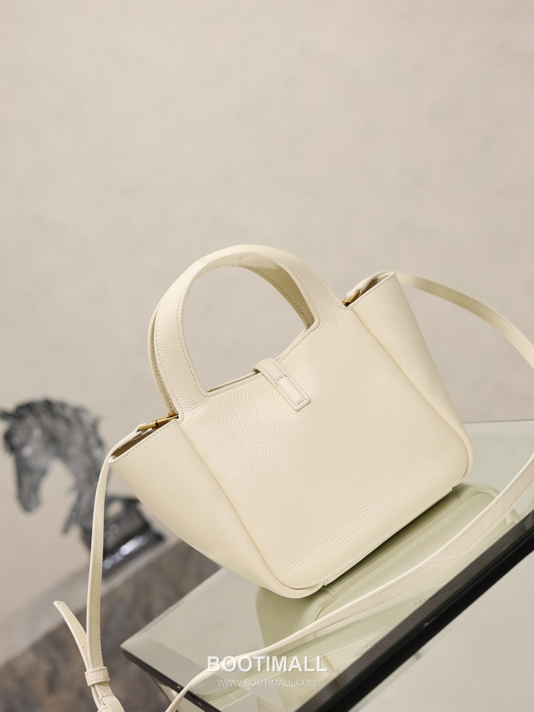 Saint Laurent Bea Small Tote Calfskin Leather Tote Bag with Metal Logo Detail 생로랑 베아 스몰 카프스킨 블랙 토트백 872469 18cm 8