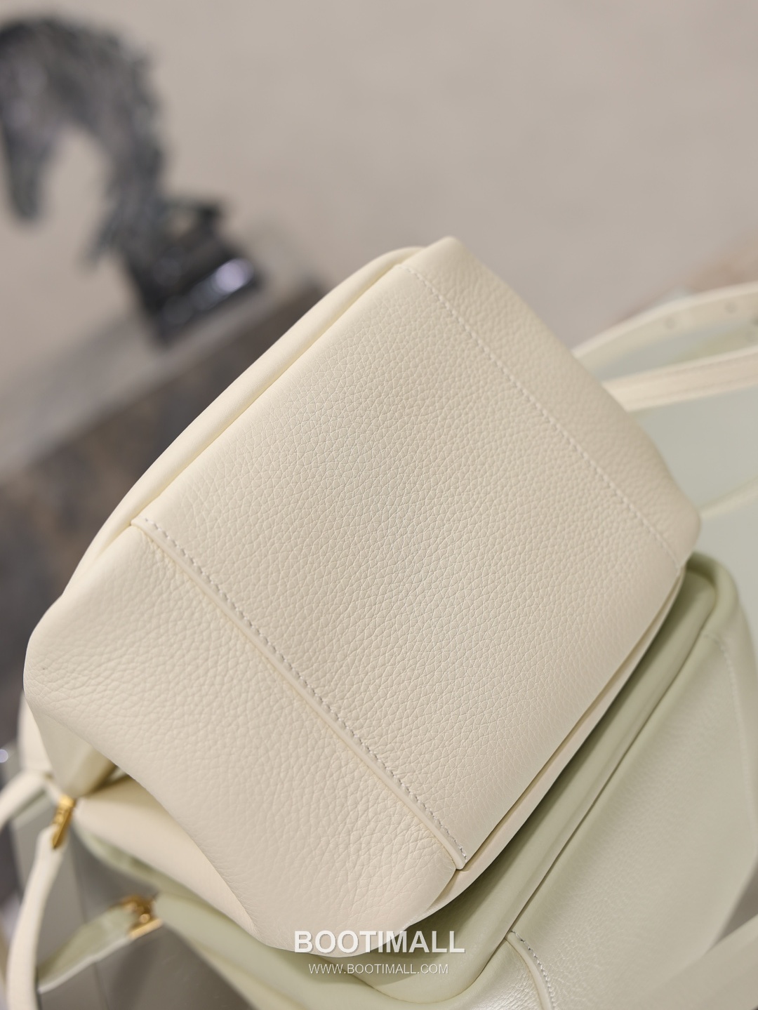 Saint Laurent Bea Small Tote Calfskin Leather Tote Bag with Metal Logo Detail 생로랑 베아 스몰 카프스킨 블랙 토트백 872469 18cm 9