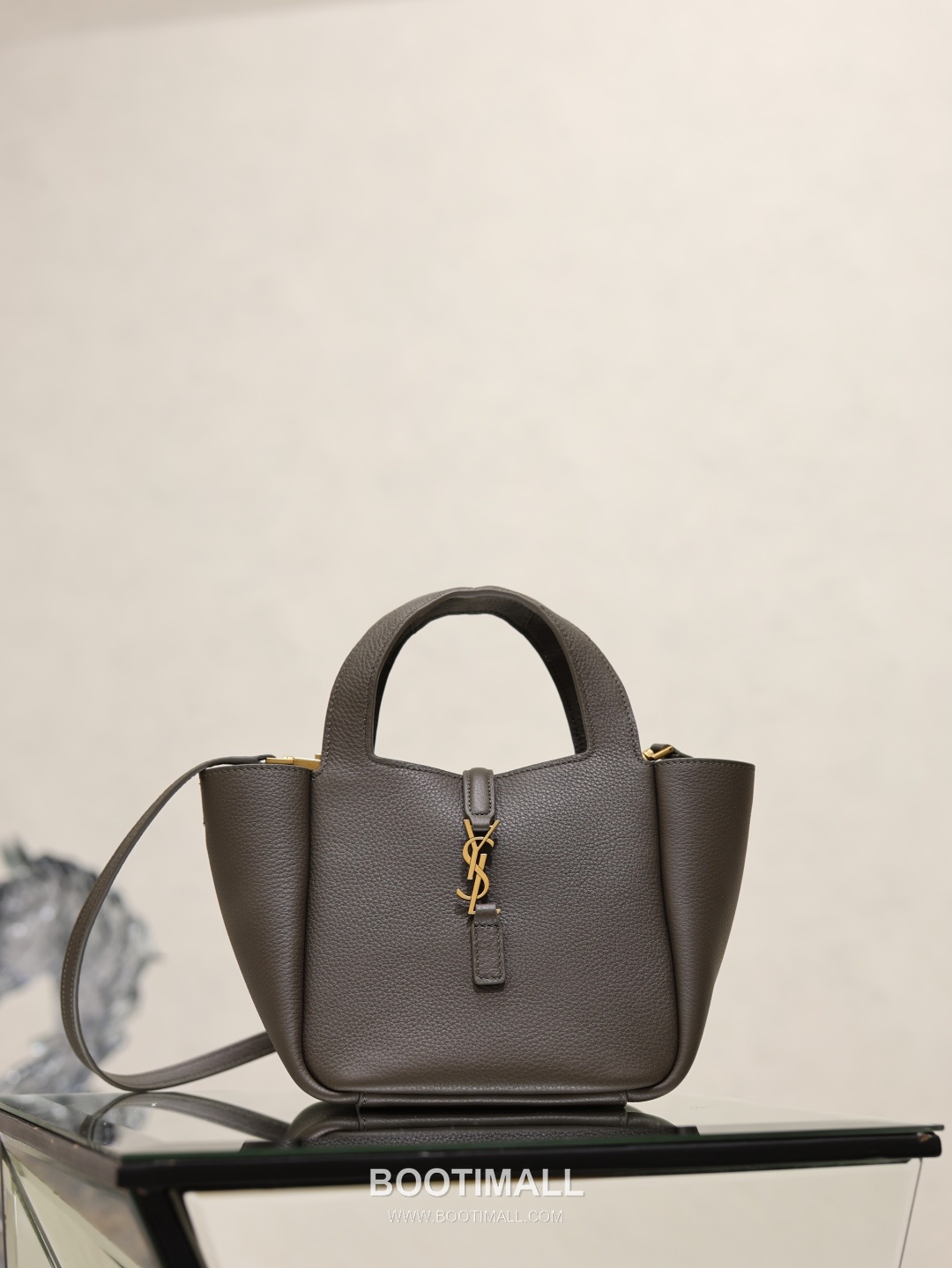 Saint Laurent Bea Small Tote Calfskin Leather Tote Bag with Metal Logo Detail 생로랑 베아 스몰 카프스킨 블랙 토트백 872469 18cm 1