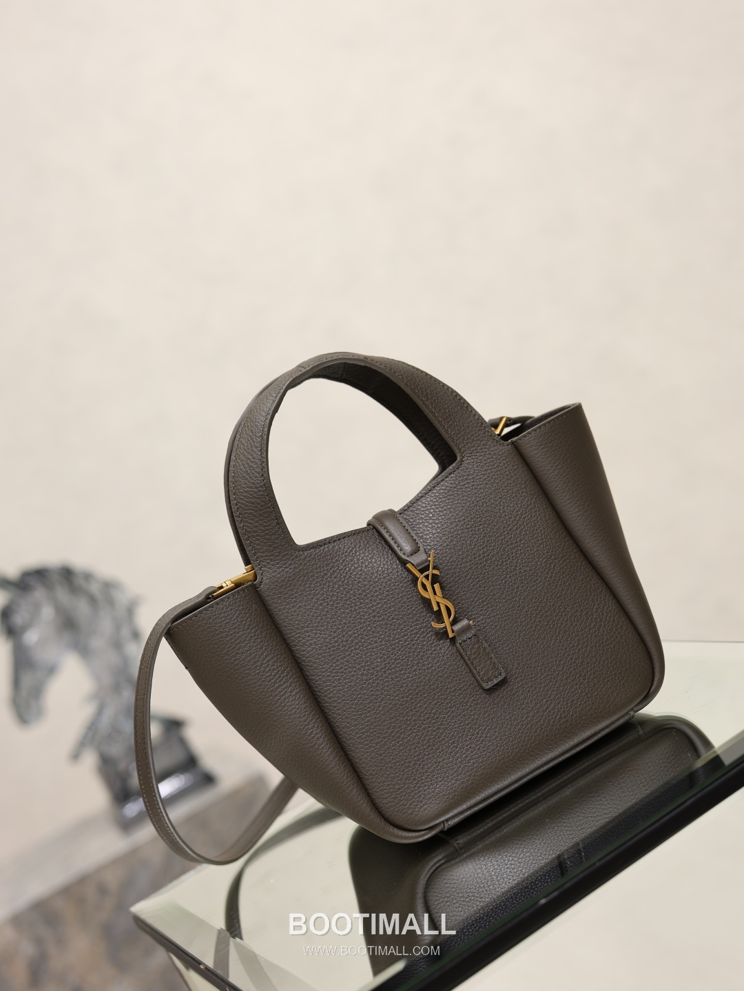 Saint Laurent Bea Small Tote Calfskin Leather Tote Bag with Metal Logo Detail 생로랑 베아 스몰 카프스킨 블랙 토트백 872469 18cm 2