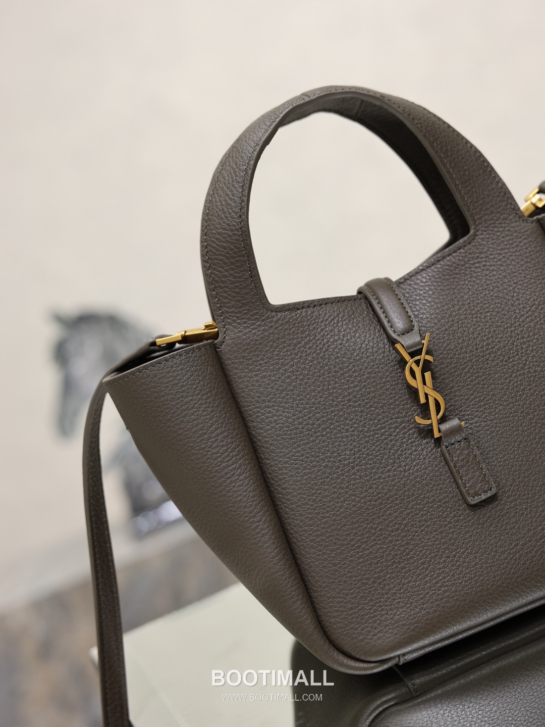 Saint Laurent Bea Small Tote Calfskin Leather Tote Bag with Metal Logo Detail 생로랑 베아 스몰 카프스킨 블랙 토트백 872469 18cm 3