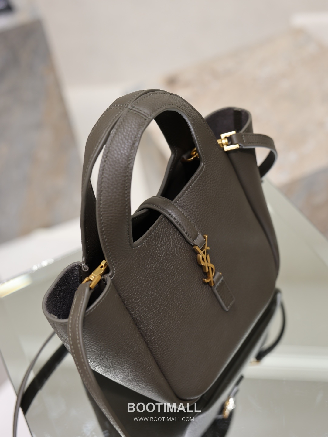 Saint Laurent Bea Small Tote Calfskin Leather Tote Bag with Metal Logo Detail 생로랑 베아 스몰 카프스킨 블랙 토트백 872469 18cm 4