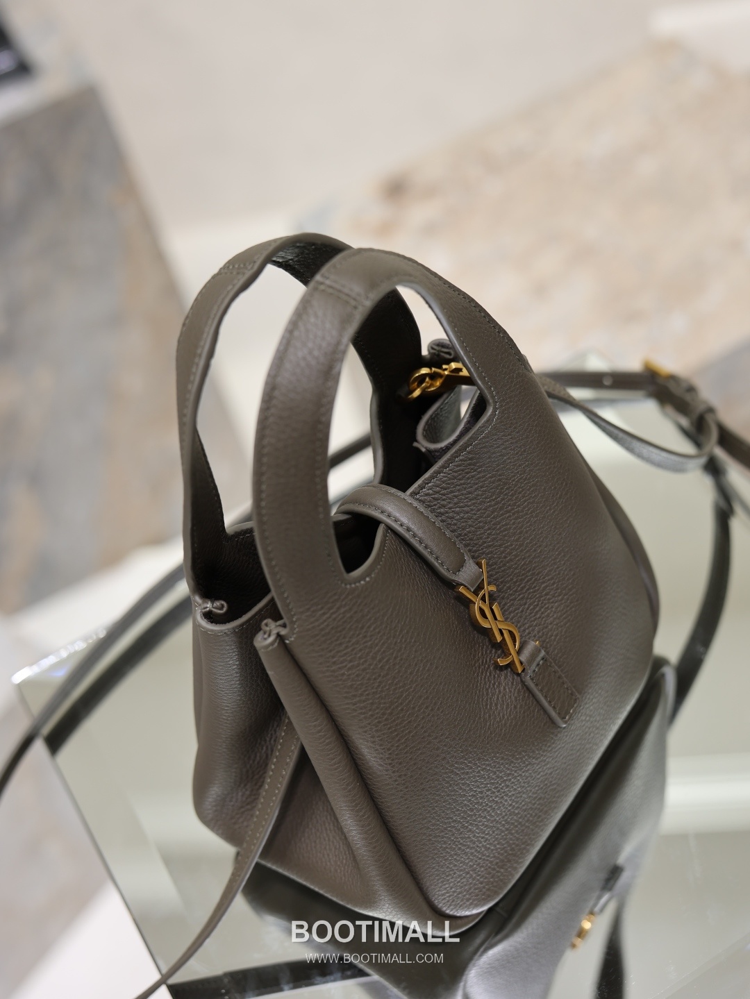 Saint Laurent Bea Small Tote Calfskin Leather Tote Bag with Metal Logo Detail 생로랑 베아 스몰 카프스킨 블랙 토트백 872469 18cm 5