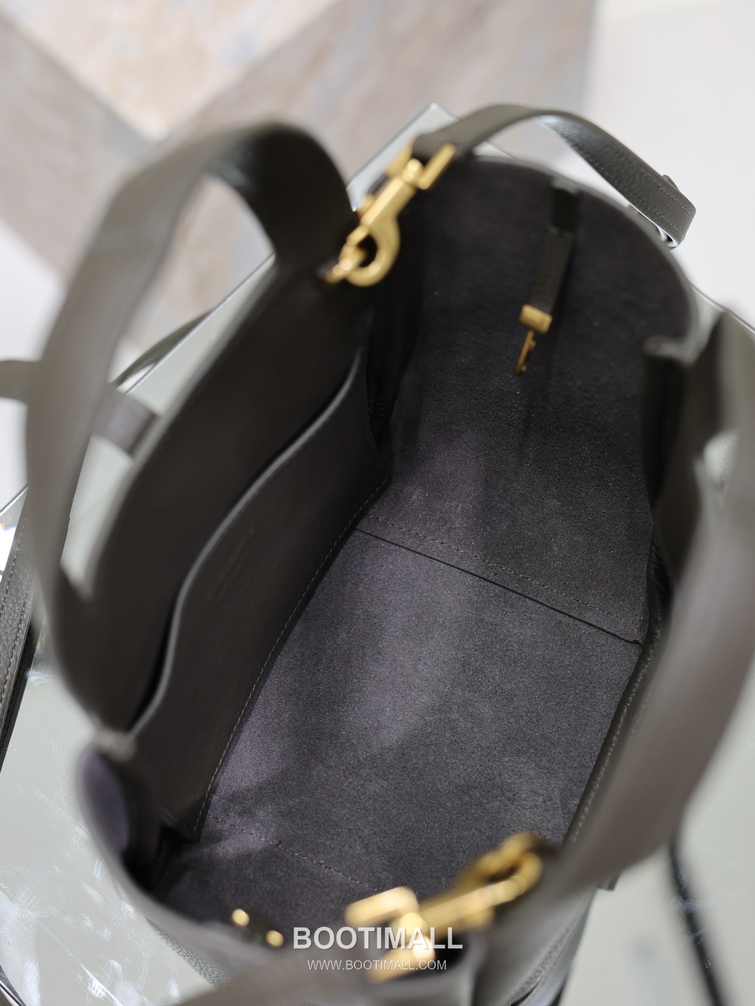 Saint Laurent Bea Small Tote Calfskin Leather Tote Bag with Metal Logo Detail 생로랑 베아 스몰 카프스킨 블랙 토트백 872469 18cm 7