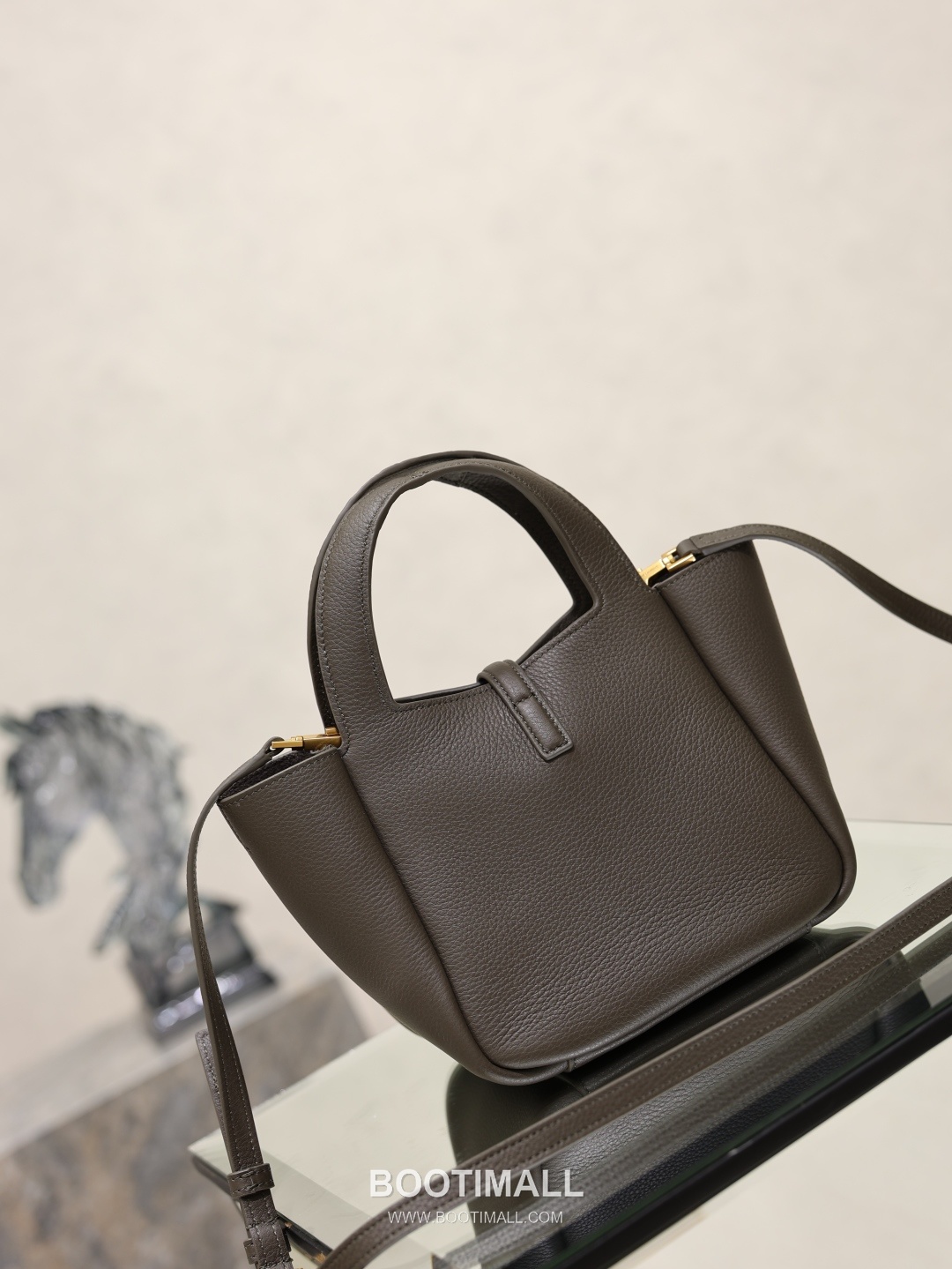 Saint Laurent Bea Small Tote Calfskin Leather Tote Bag with Metal Logo Detail 생로랑 베아 스몰 카프스킨 블랙 토트백 872469 18cm 8