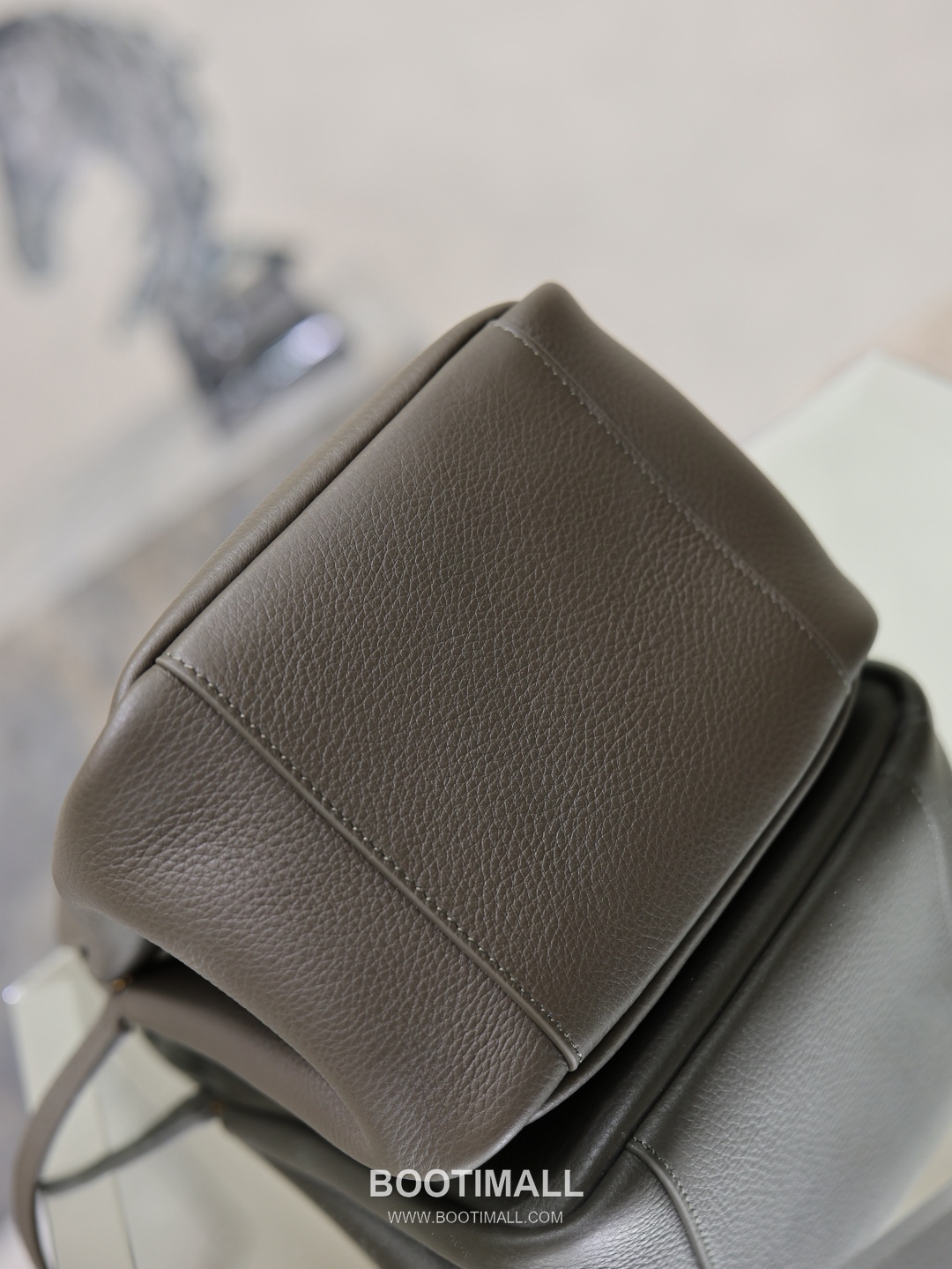 Saint Laurent Bea Small Tote Calfskin Leather Tote Bag with Metal Logo Detail 생로랑 베아 스몰 카프스킨 블랙 토트백 872469 18cm 9