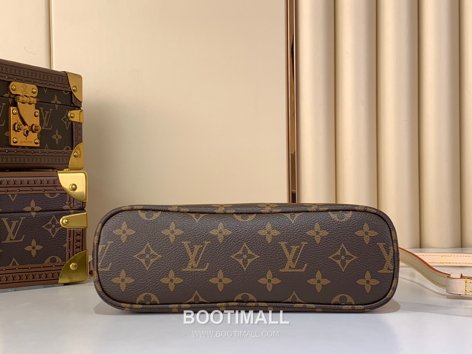 Louis Vuitton Lineup Monogram Canvas Leather Trim Shoulder Crossbody Bag with Front Pocket Strap 루이비통 라인업 모노그램 캔버스 레더트림 블랙 숄더 크로스백 M28423 25.5cm 12