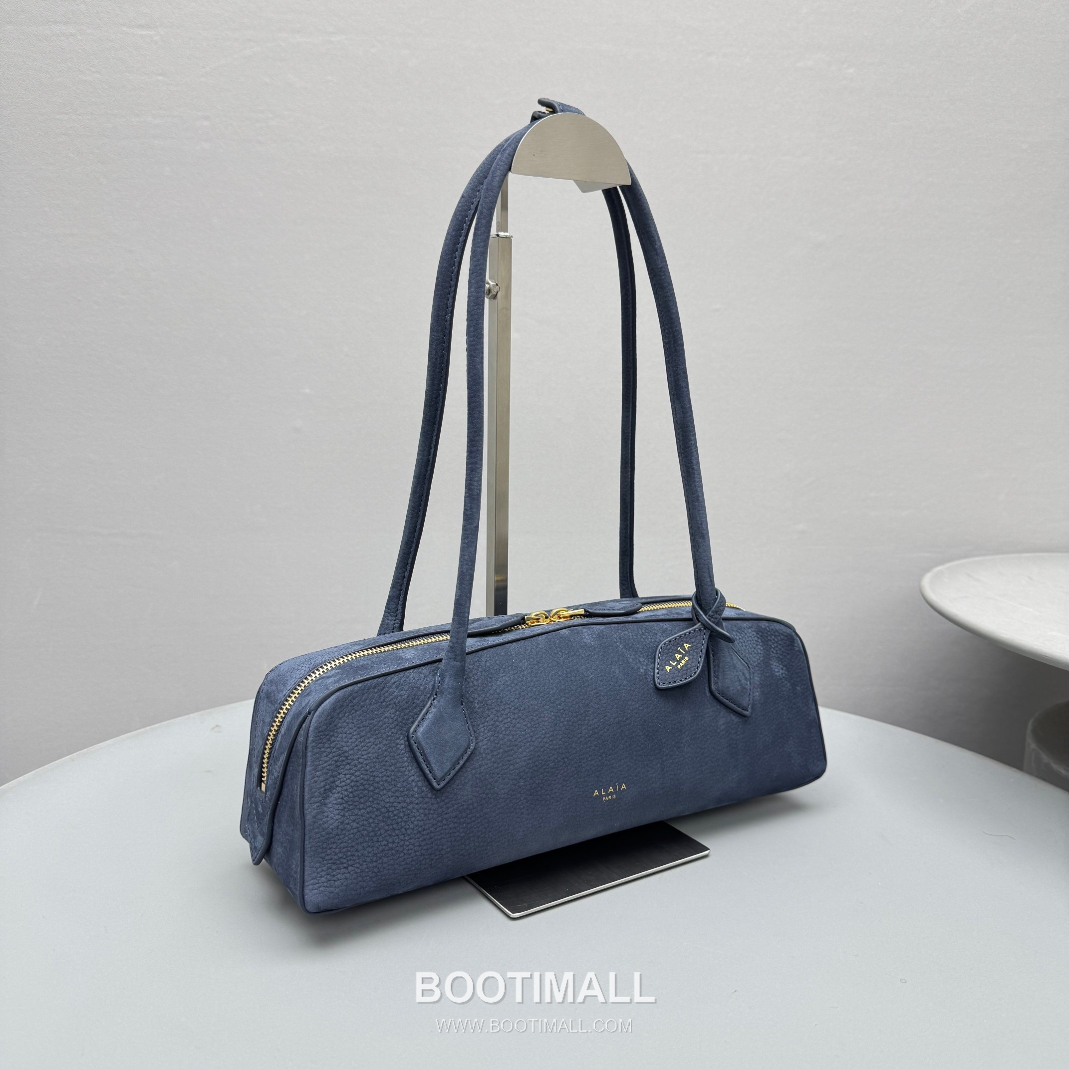 Alaïa Le Teckel Suede Leather Top Handle Shoulder Bag with Dual Zip Detail 알라이아 르 테켈 스웨이드 레더 블루 탑핸들 숄더백 4401 32cm 2