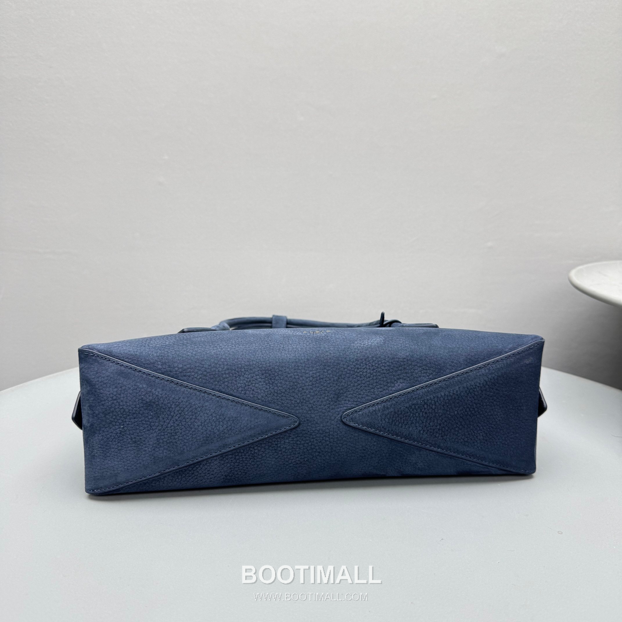 Alaïa Le Teckel Suede Leather Top Handle Shoulder Bag with Dual Zip Detail 알라이아 르 테켈 스웨이드 레더 블루 탑핸들 숄더백 4401 32cm 4