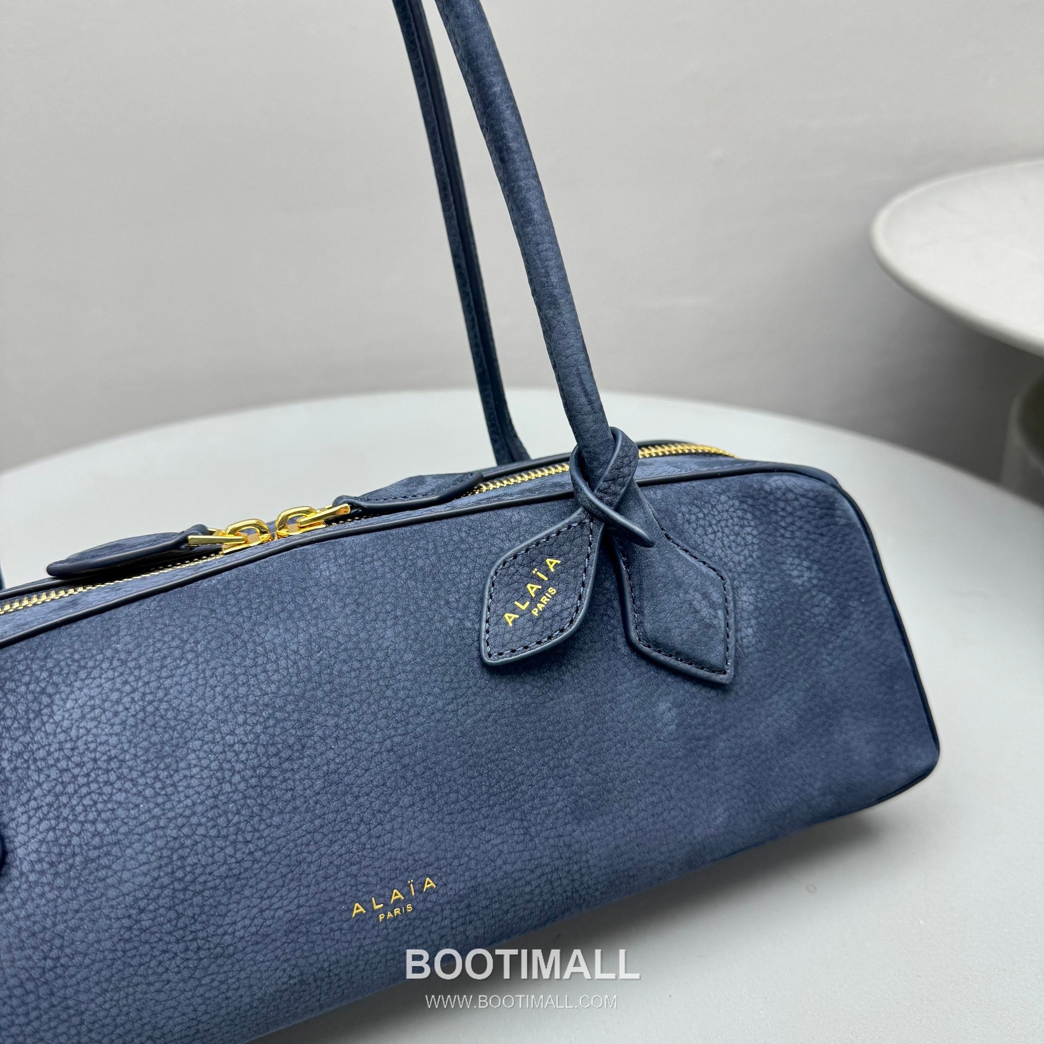 Alaïa Le Teckel Suede Leather Top Handle Shoulder Bag with Dual Zip Detail 알라이아 르 테켈 스웨이드 레더 블루 탑핸들 숄더백 4401 32cm 5