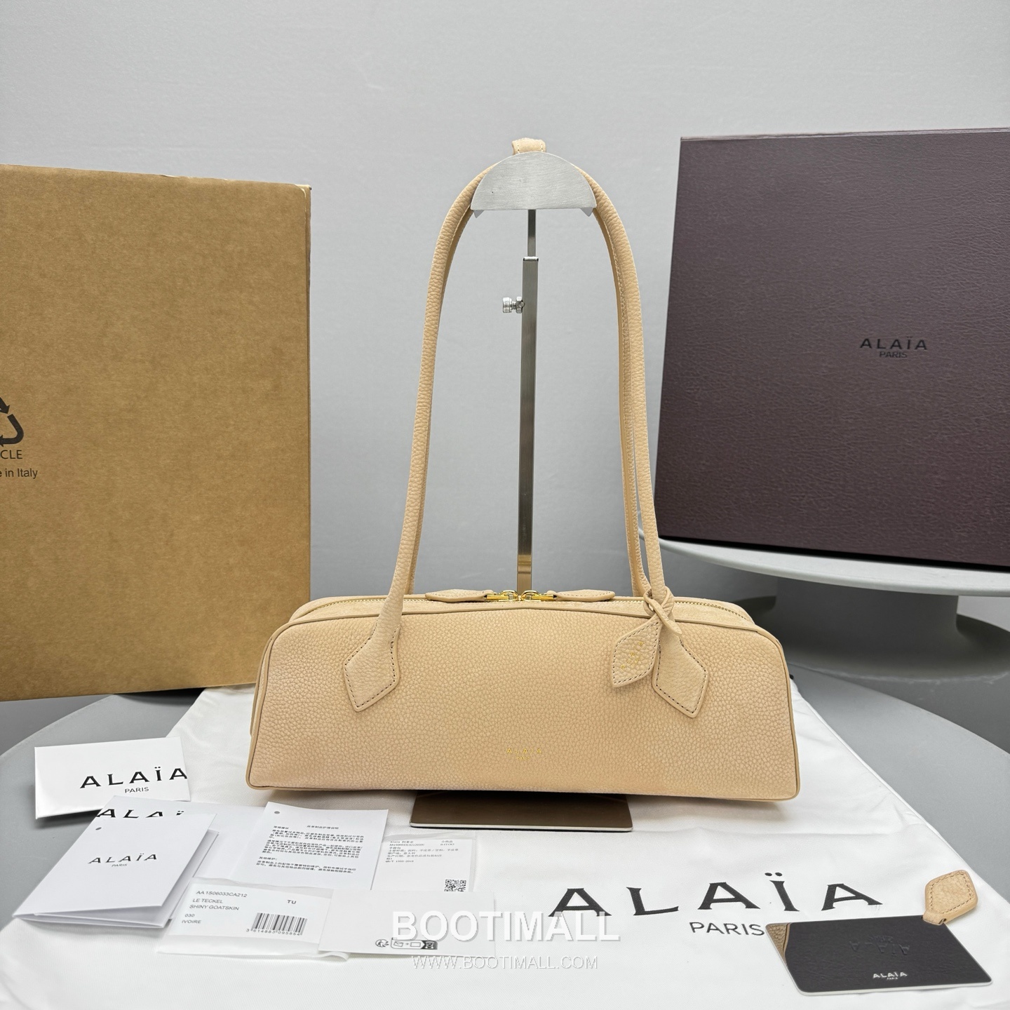 Alaïa Le Teckel Suede Leather Top Handle Shoulder Bag with Dual Zip Detail 알라이아 르 테켈 스웨이드 레더 블루 탑핸들 숄더백 4401 32cm 1