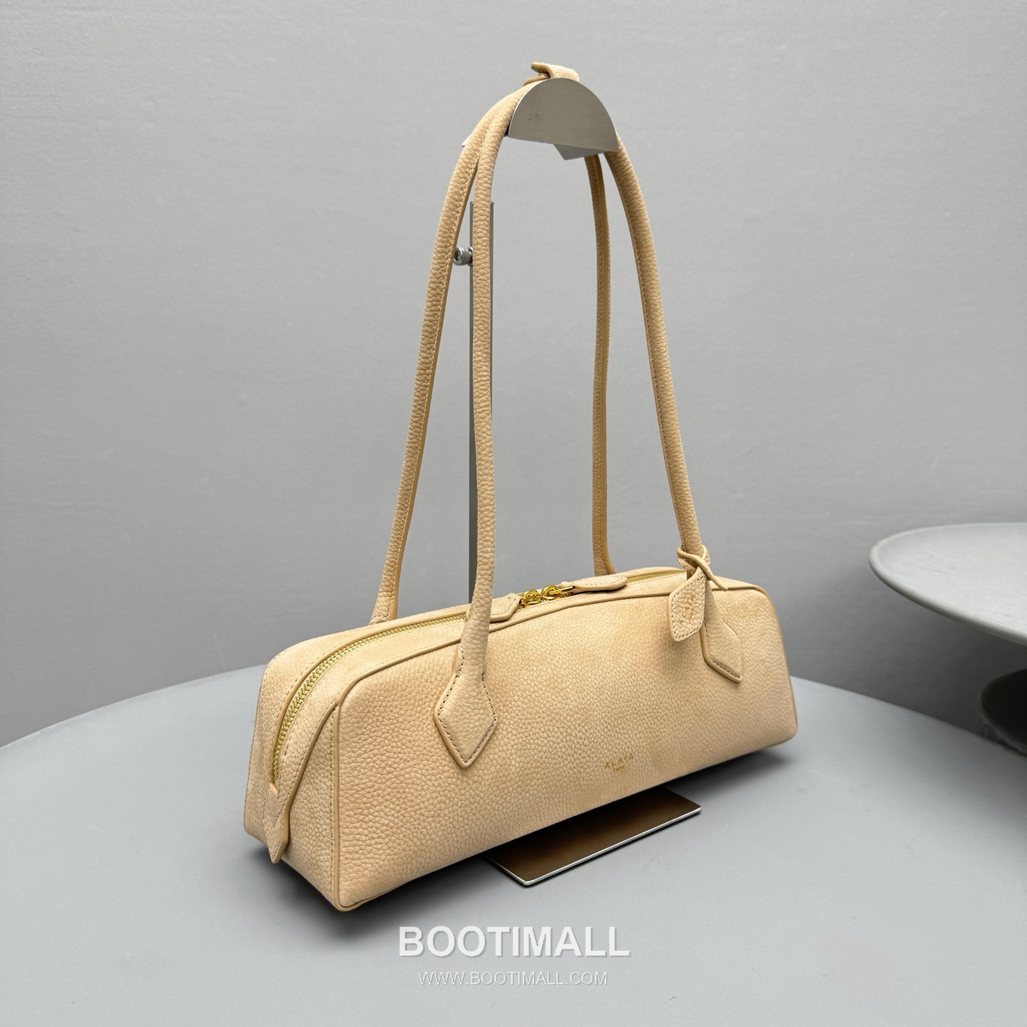 Alaïa Le Teckel Suede Leather Top Handle Shoulder Bag with Dual Zip Detail 알라이아 르 테켈 스웨이드 레더 블루 탑핸들 숄더백 4401 32cm 2